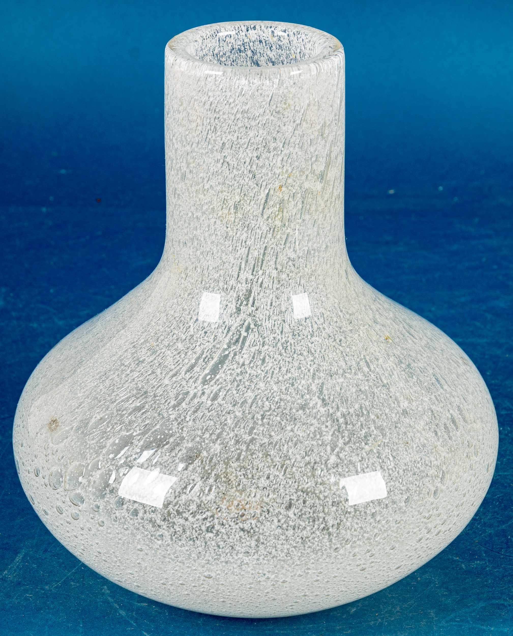 Schwere bauchige Blumenvase/Tischvase, dickwandiges, milchiges Glas mit unzähligen Luftblaseneinsch