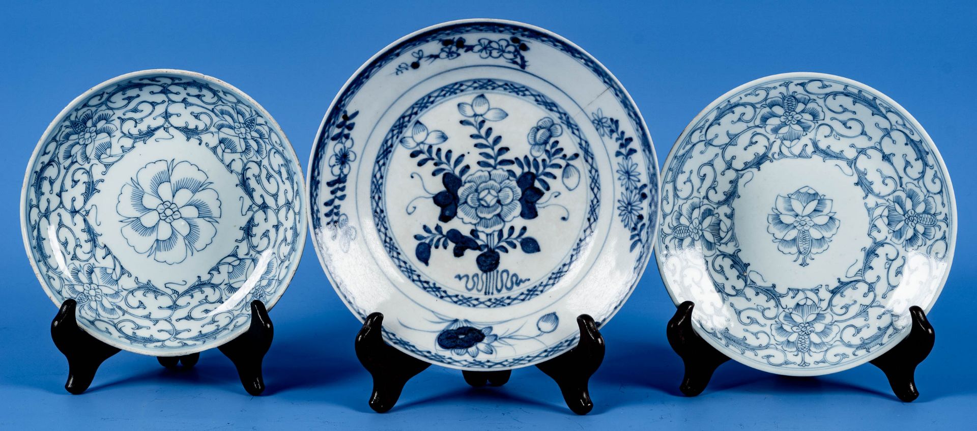 3 teiliges Konvolut verschiedener alter, antiker Porzellanteller, blau-weiß glasiert, verschiedene