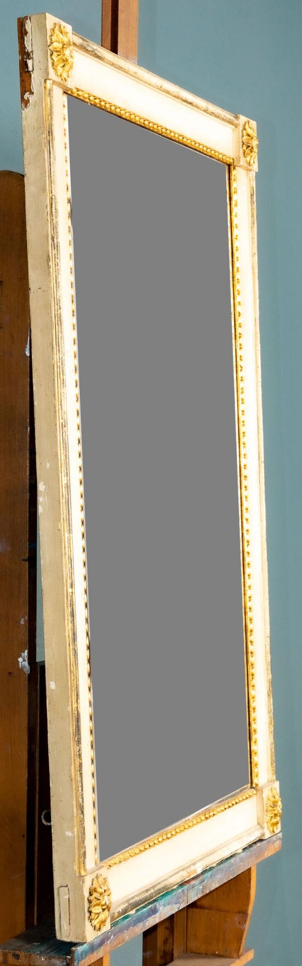 Eleganter Empire-Spiegelrahmen in klassizistischer Formgebung, altweiß gefasst und partiell vergold - Bild 4 aus 6