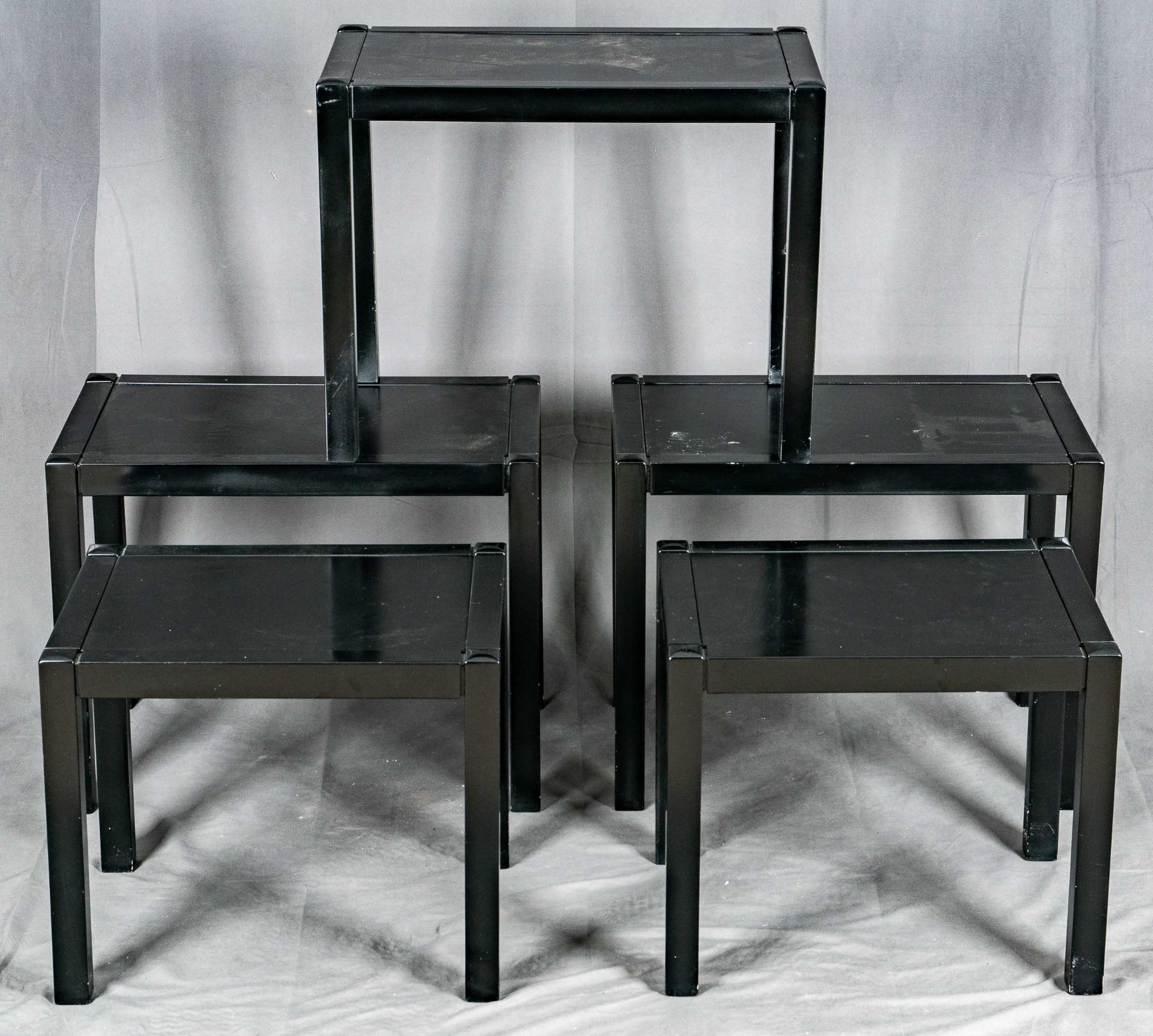 5 Beistelltische in 2 Größen, rechteckig, schwarz lackiertes Holz mit eingesetzter Tischplatte, des