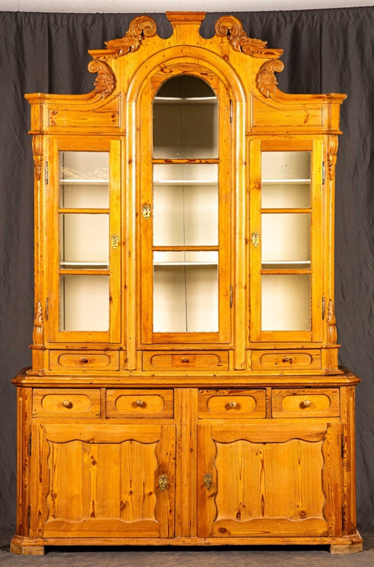 Großer Vitrinenschrank, süddeutsch Mitte 19. Jhdt., massiver älter restaurierter Nadelholzkorpus, 3