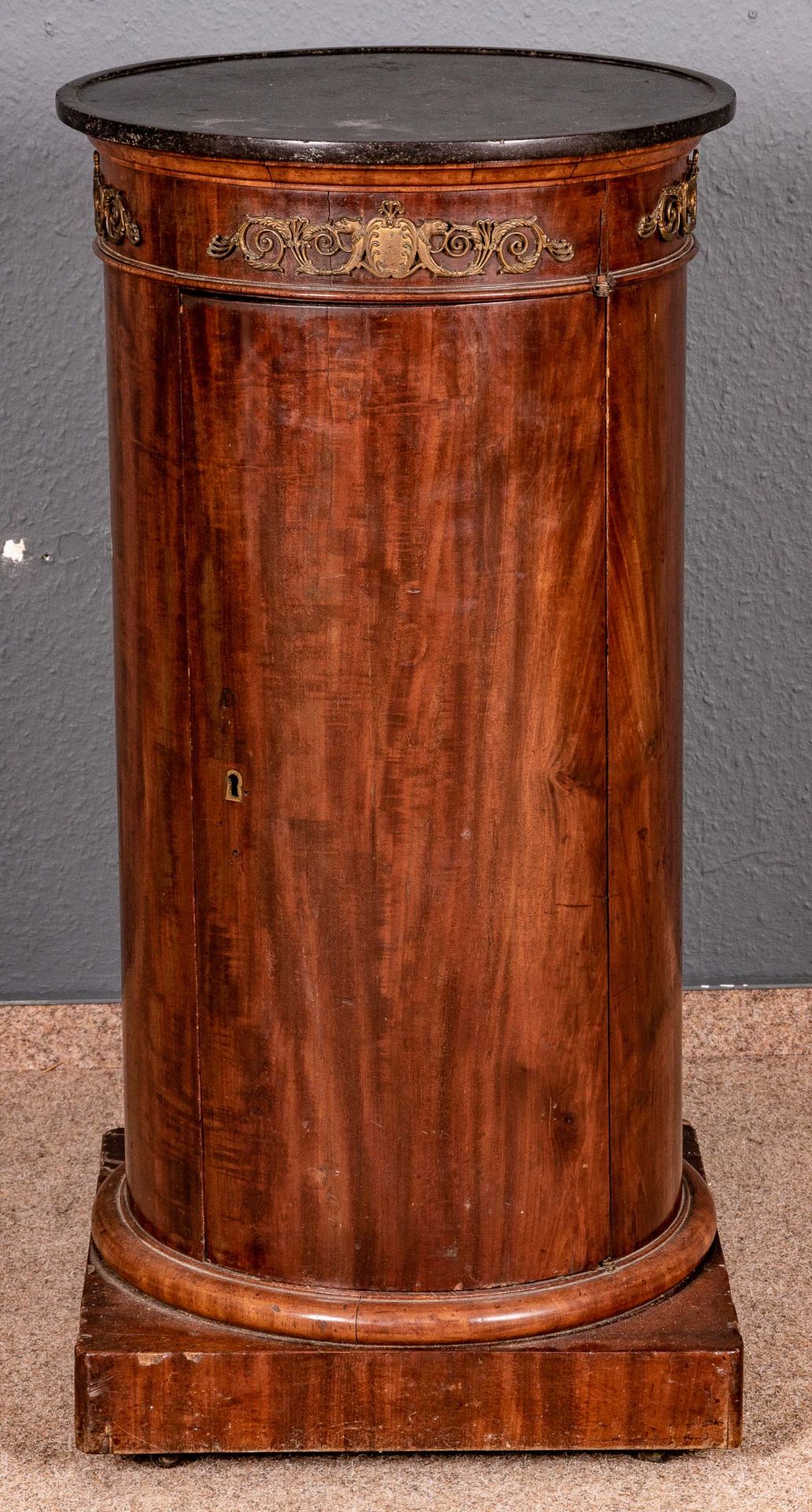 Klassisch eleganter Säulenschrank, sogenanntes "Tönnchen", Mahagoni massiv & auf Nadelholzkorpus fu - Bild 3 aus 10