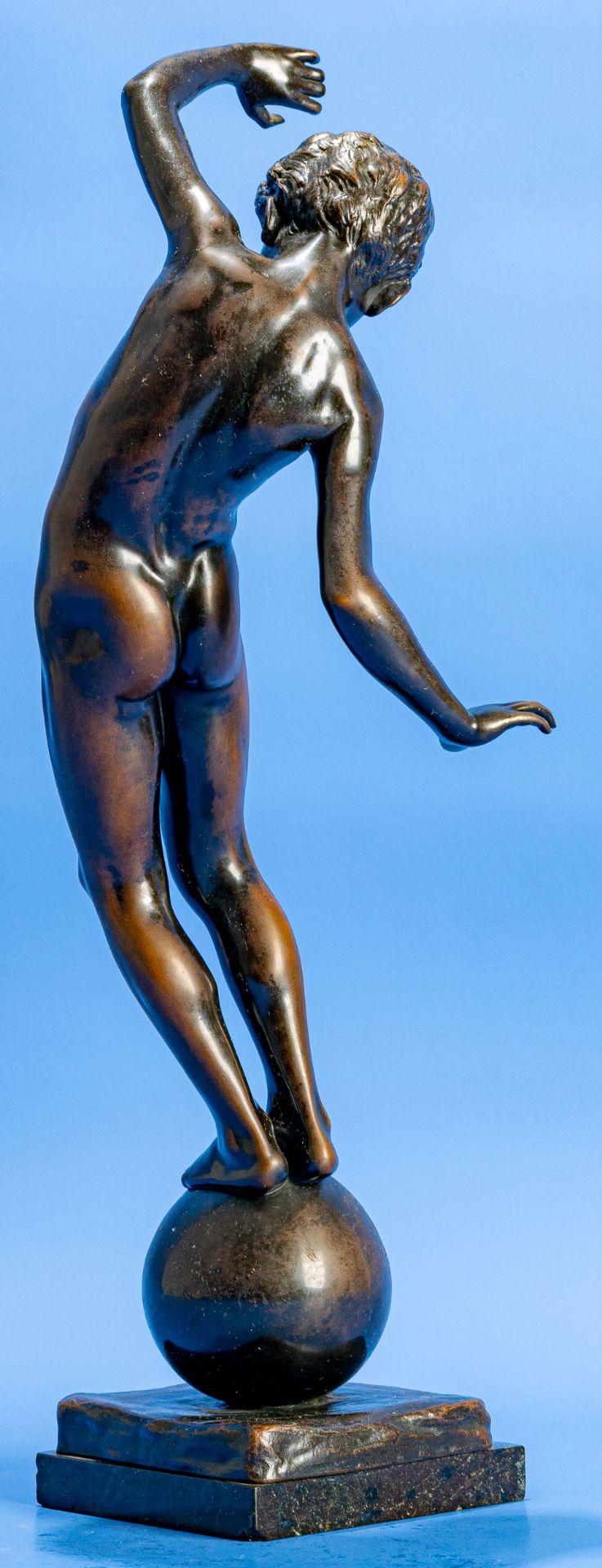 "Balancierender Knabe". Dunkelbraun patinierte Bronze eines auf einer Kugel/einem Ball balancierend - Image 8 of 21