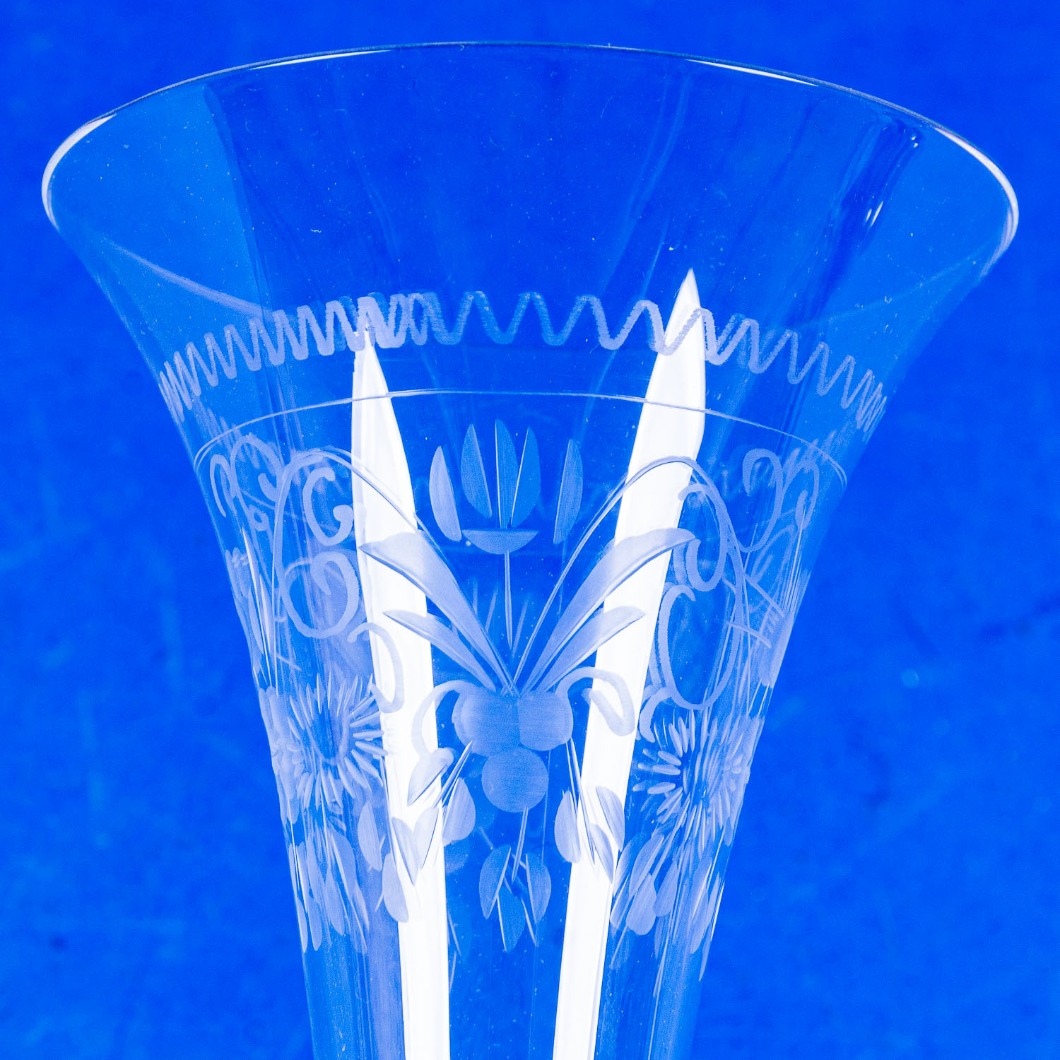Folge von 4 hochfeinen, zarten Sektflöten, farbloses Klarglas mit floralem Schliff-Dekor, Höhe ca.  - Bild 4 aus 5