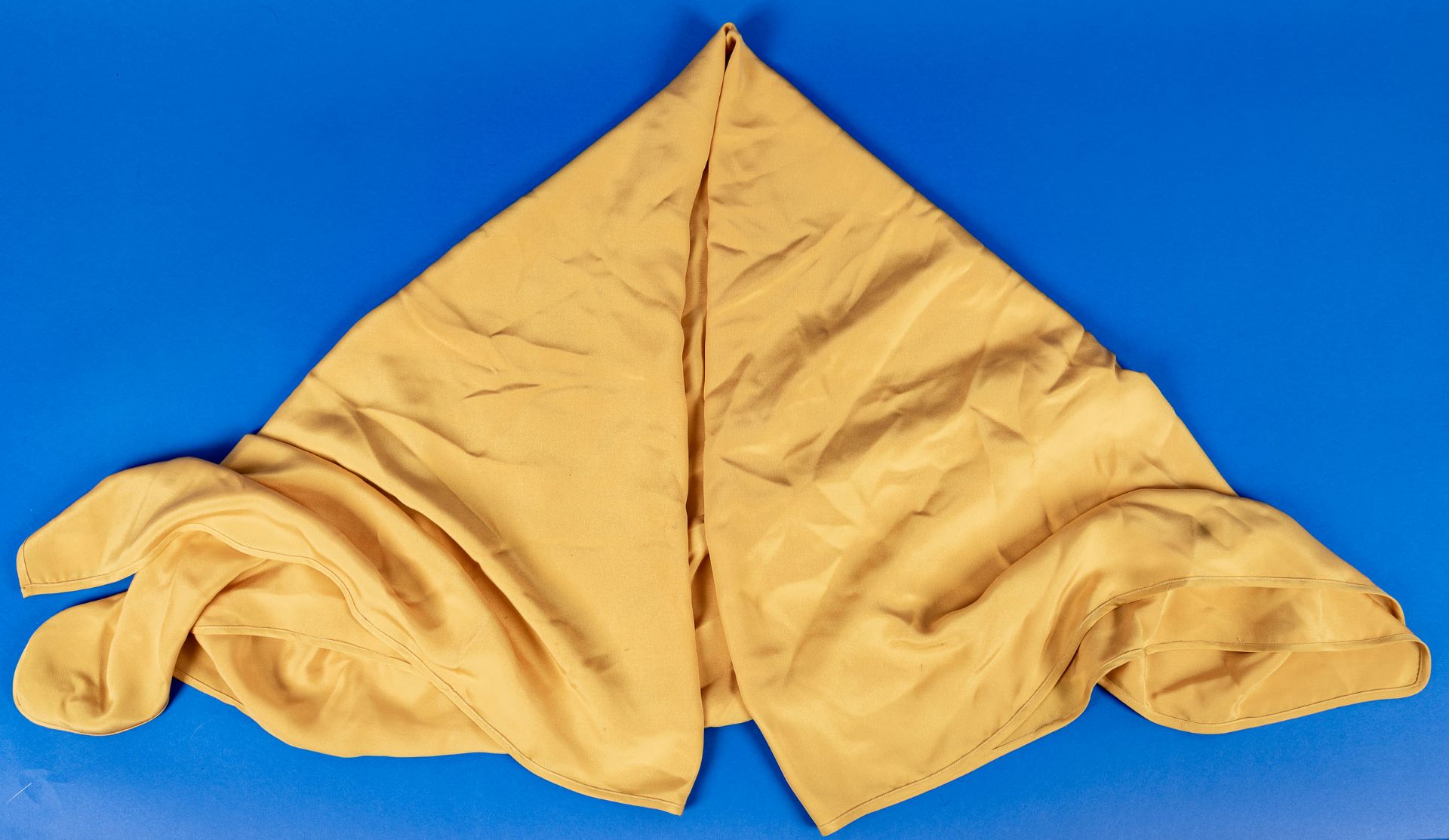 Sehr großes, gold-gelbes Tuch aus dem Hause Laura Biagotti, 100% Seide, ca. 140 x 140 cm; sehr schö - Bild 3 aus 3