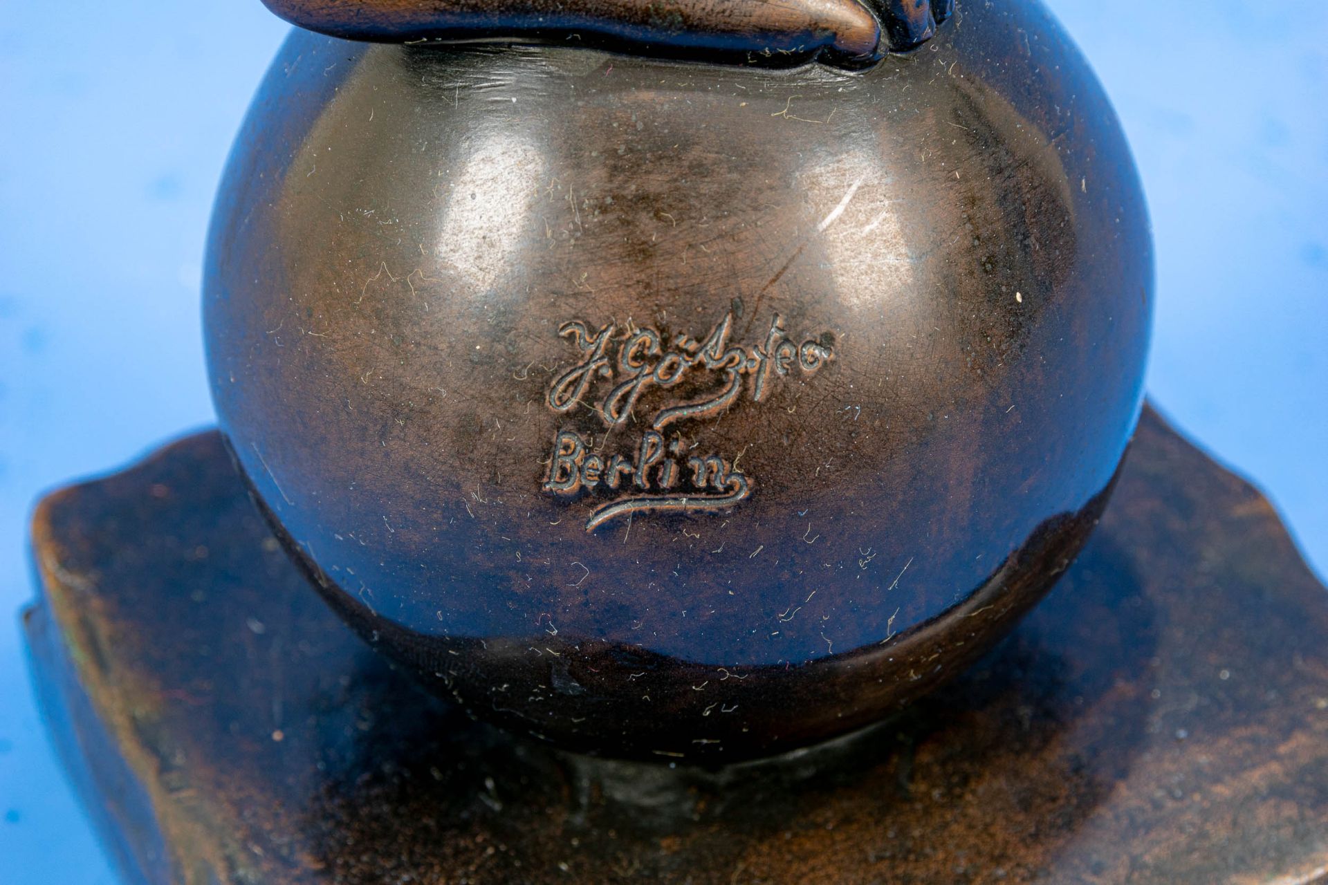 "Balancierender Knabe". Dunkelbraun patinierte Bronze eines auf einer Kugel/einem Ball balancierend - Image 16 of 21