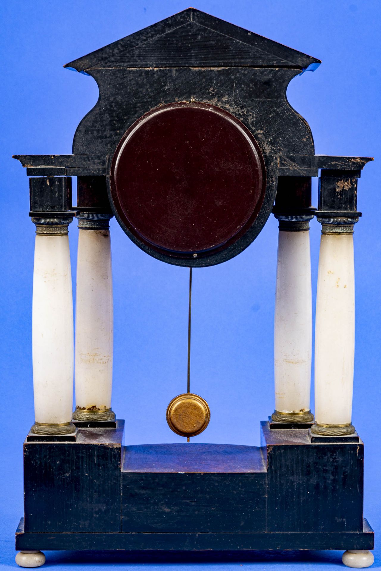 Kleine Kaminuhr, mit Thuja(?)-Wurzelholz furniertes Gehäuse, der Uhrenkopf von 4 Alabastersäulen ge - Bild 11 aus 11