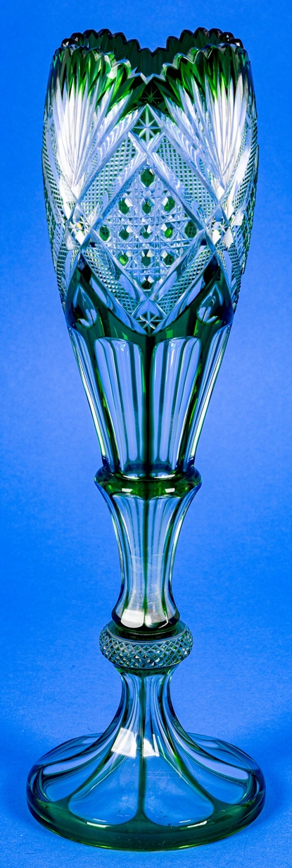 Prächtige blütenkelchförmige, hohe, schlanke, smaragdgrün überfangene Kristallglasvase mit äußerst 