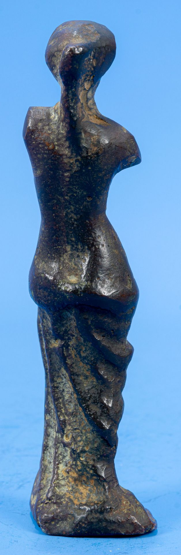 Antike weibliche Bronzefigur mit Hüfttuch, unbestimmes Alter, Dachbodenfund. Höhe ca. 14,5 cm. - Image 4 of 5