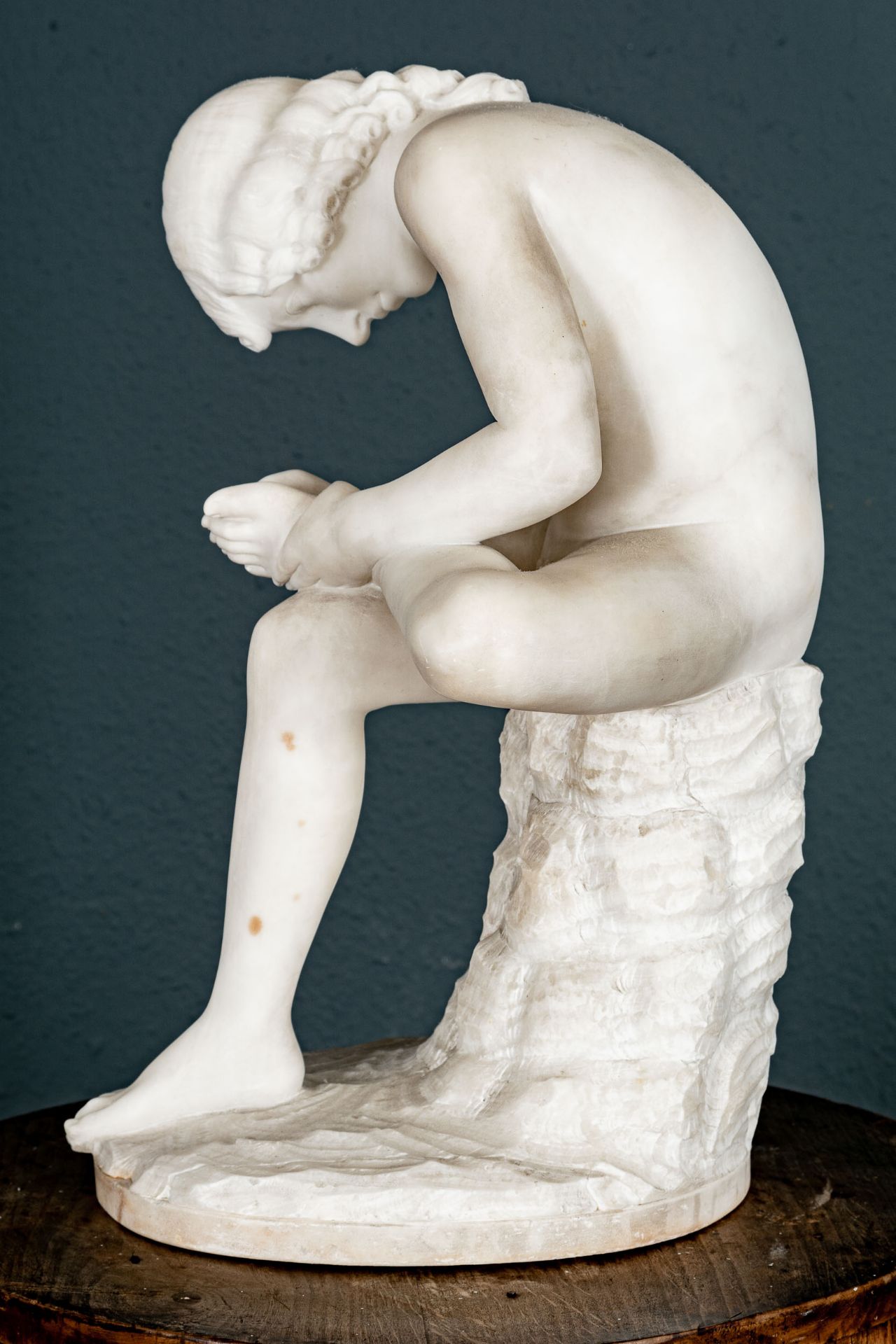 "Der Dornenzieher", große Alabaster-Figur, unsignierte, akademische Arbeit um 1900, Höhe ca. 43 cm, - Bild 4 aus 12