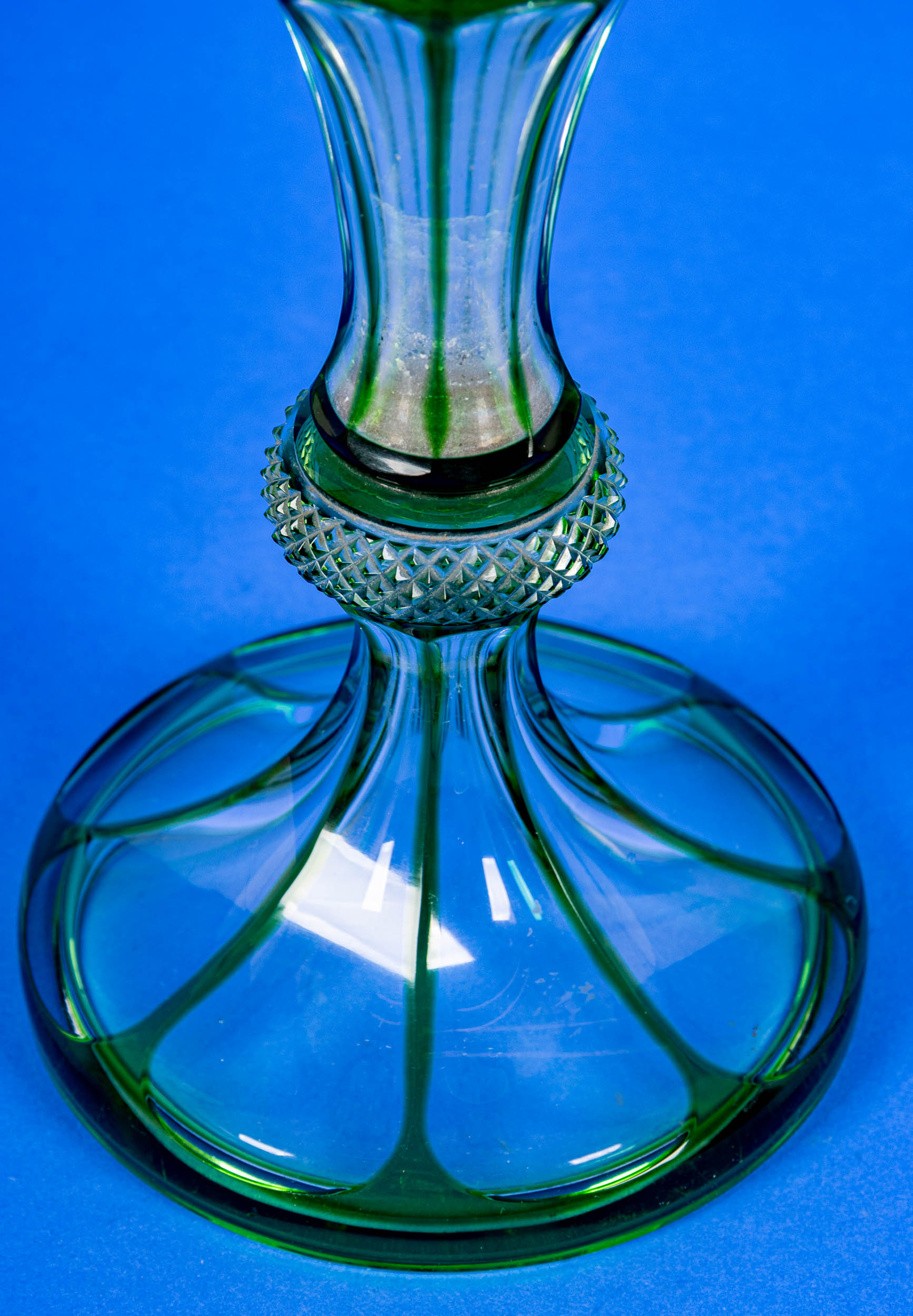 Prächtige blütenkelchförmige, hohe, schlanke, smaragdgrün überfangene Kristallglasvase mit äußerst  - Bild 7 aus 7