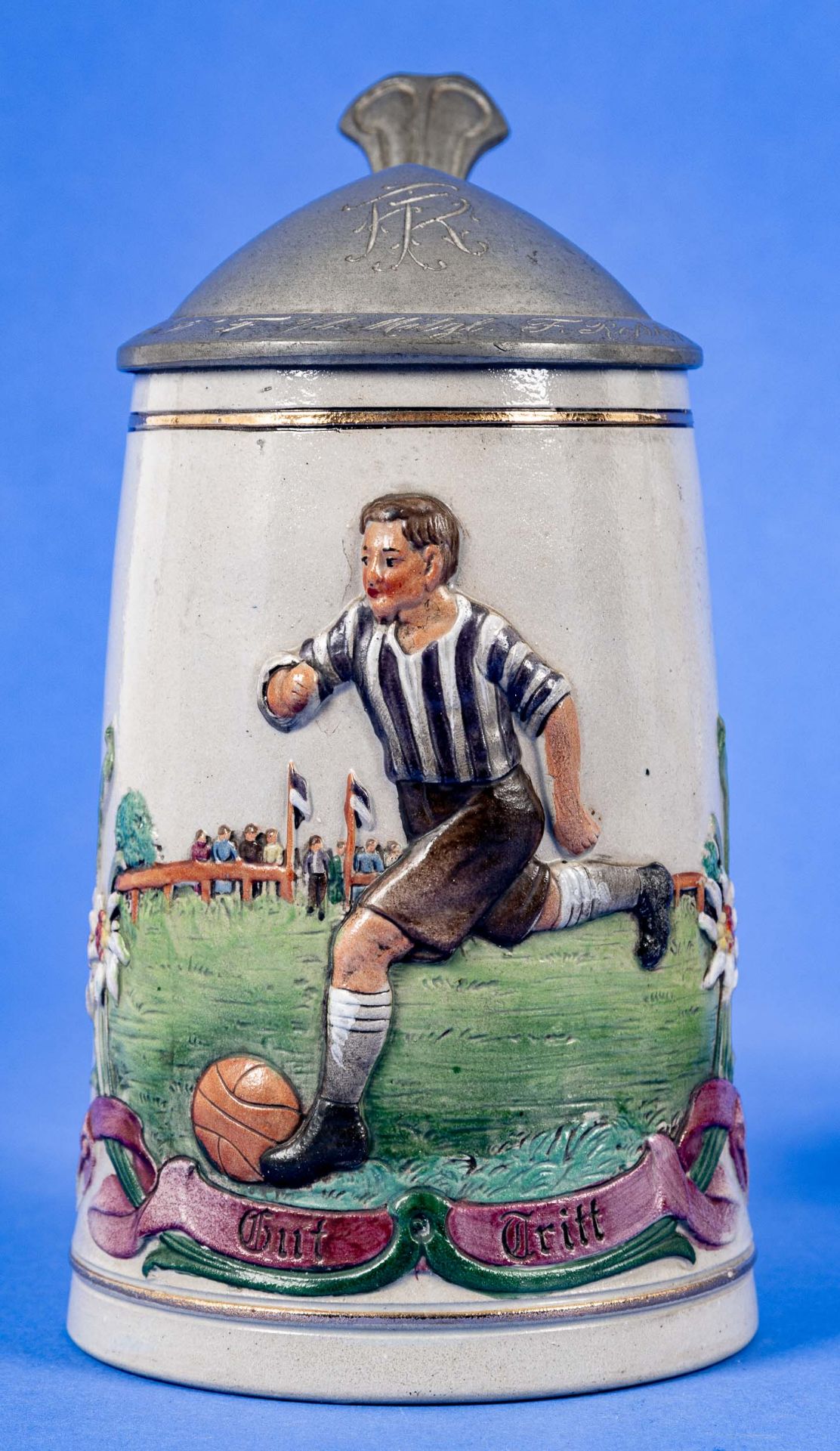 "Gut Tritt", Paar seltener Fußball-Bierkrüge, 1 x am Deckel dat. 1912, graues Steinzeug mit teils p - Image 3 of 18