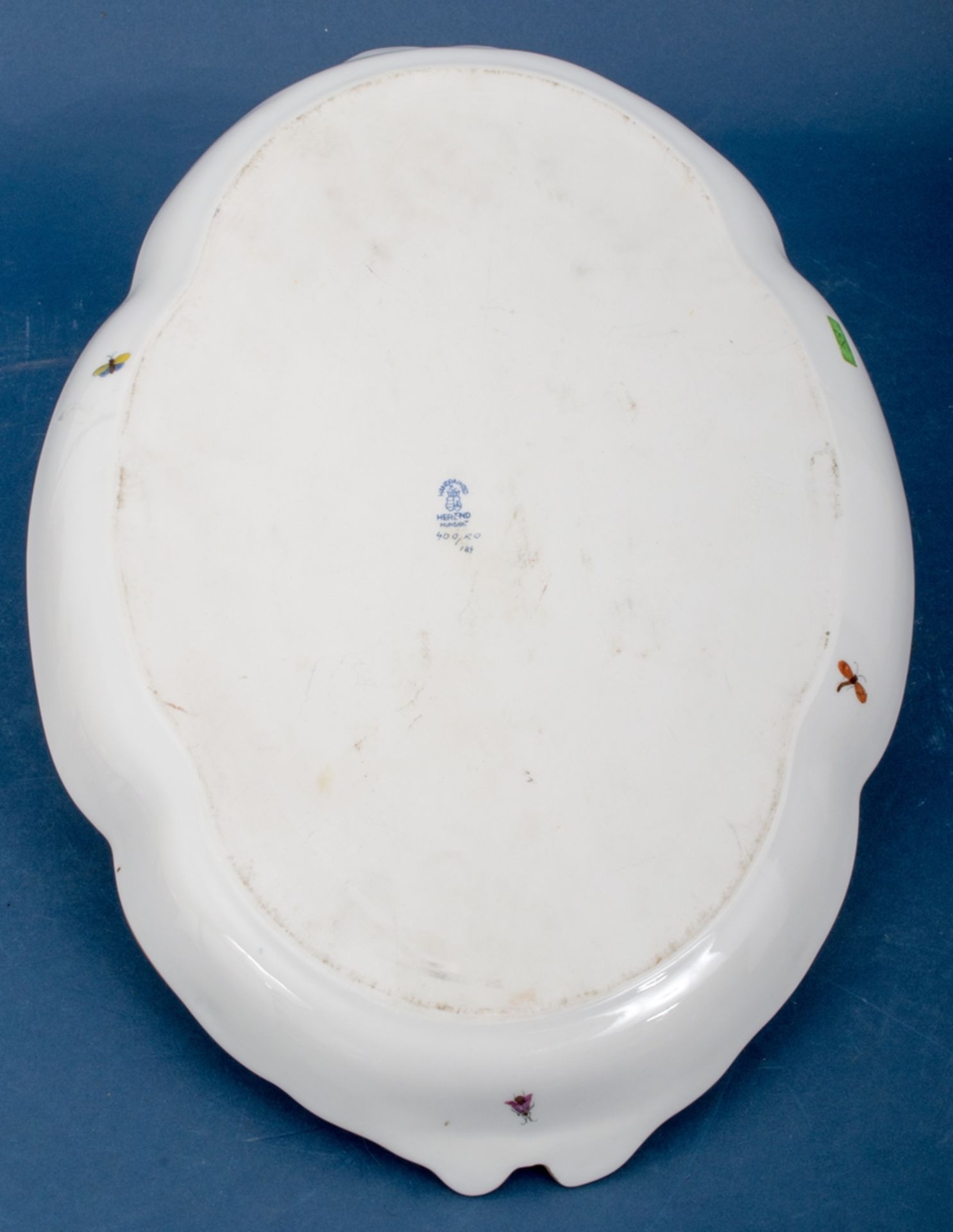 Großes ovales Tablett mit "Schleifenhenkeln". Polychrom staffiertes Herend Weißporzellan mit aufwän - Image 7 of 10