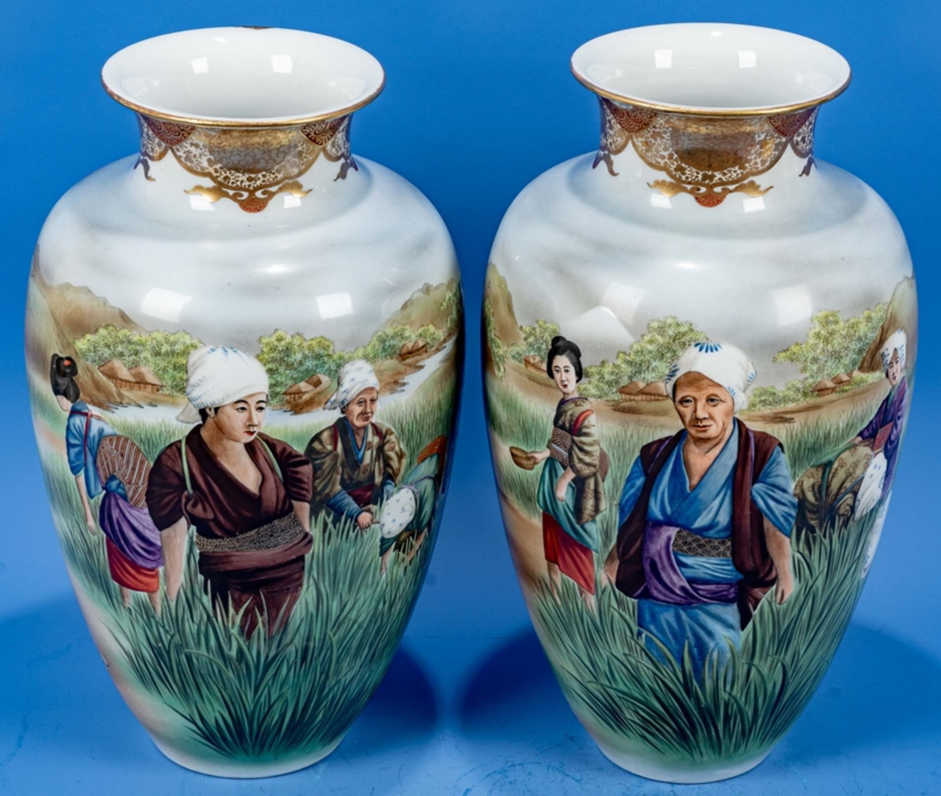 Paar großer, bauchiger, dekorativer Vasen, aufwändig von Hand polychrom bemaltes Weißporzellan. Jap - Bild 2 aus 14