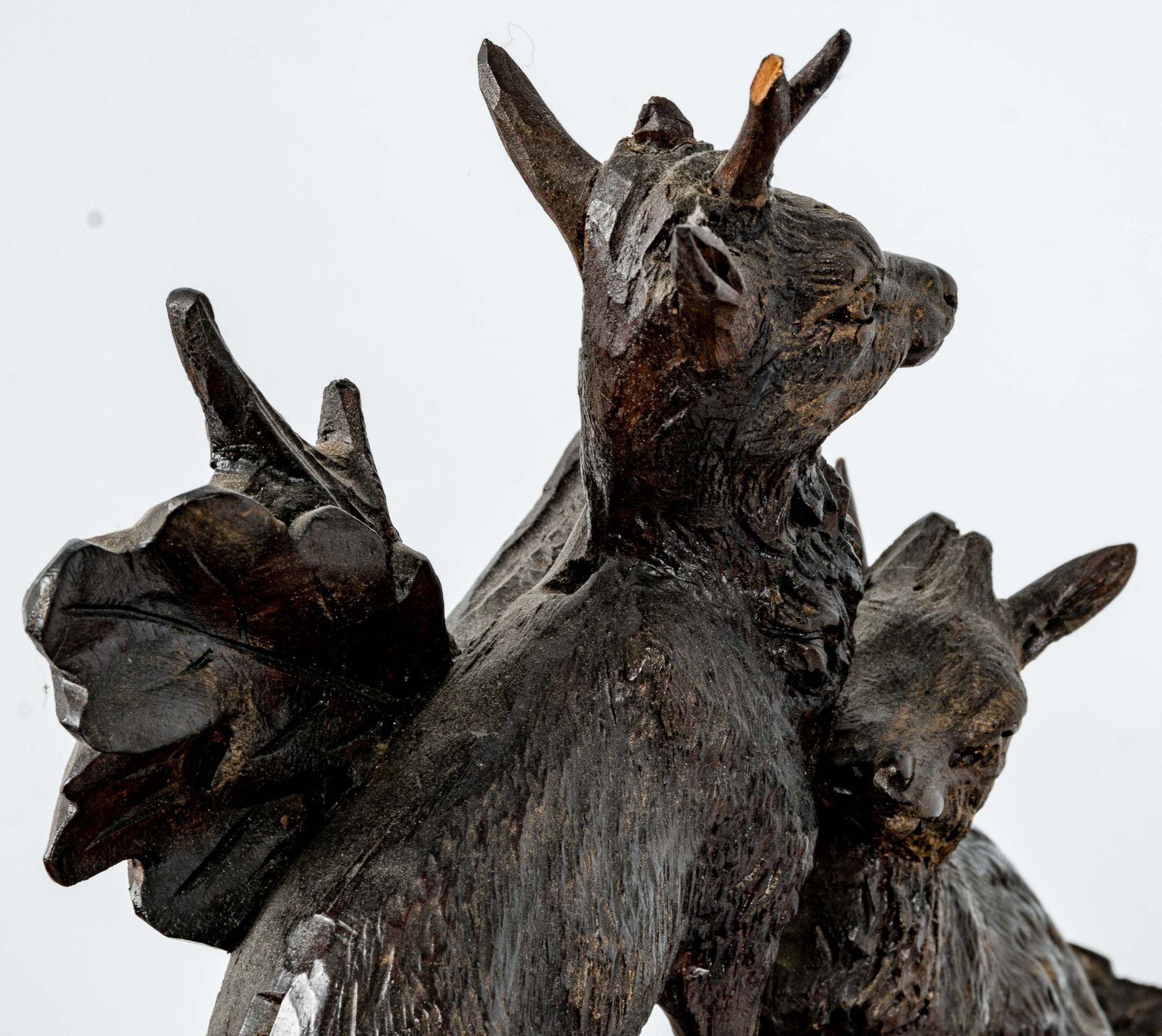 Imposante Schwarzwälder Kaminuhr, aufwändig mit jagdlicher Motivik aus Flora & Fauna beschnitztes G - Bild 10 aus 23