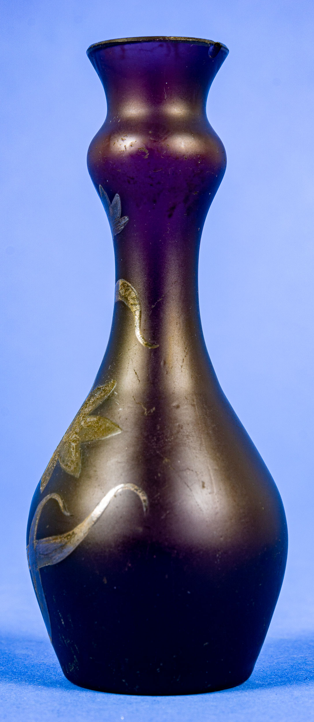 Feine kleine Tischvase, keulenförmiger, violetter Glaskorpus mit floralem Silver - Overlay - Dekor, - Bild 4 aus 7