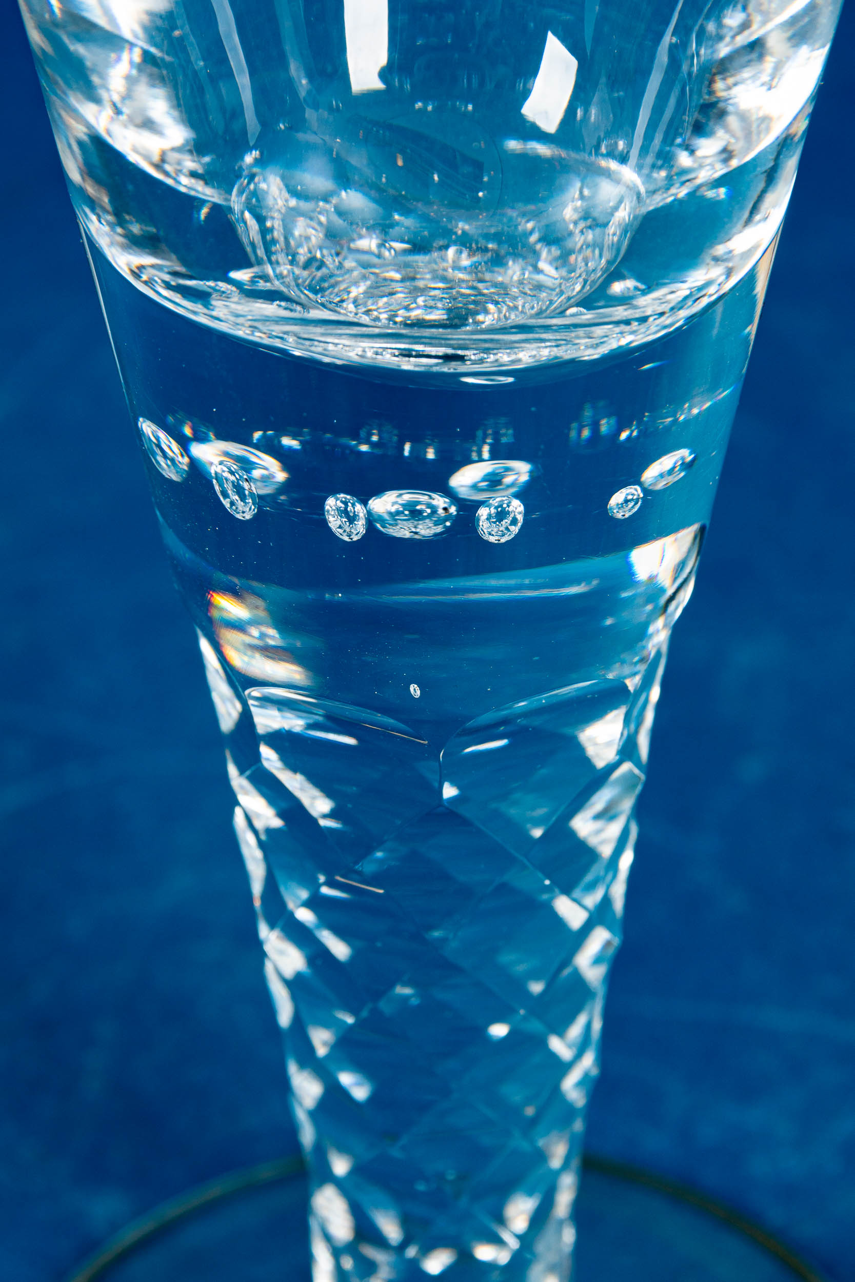 Großes Lauensteiner Pokalglas, farbloses Kristallglas mit aufwändigen Schliffdekoren; Luftblasenein - Bild 6 aus 7