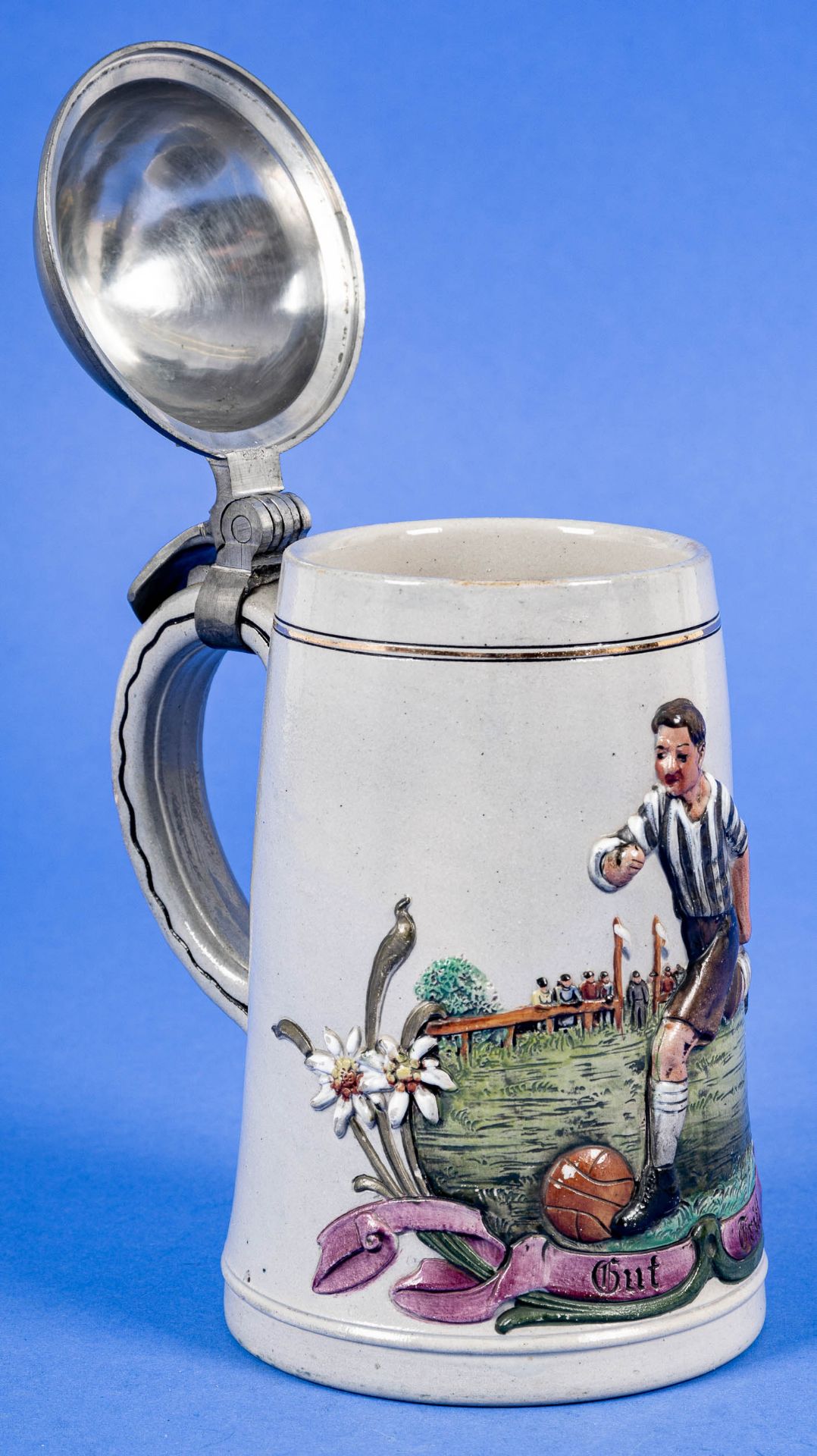 "Gut Tritt", Paar seltener Fußball-Bierkrüge, 1 x am Deckel dat. 1912, graues Steinzeug mit teils p - Bild 16 aus 18