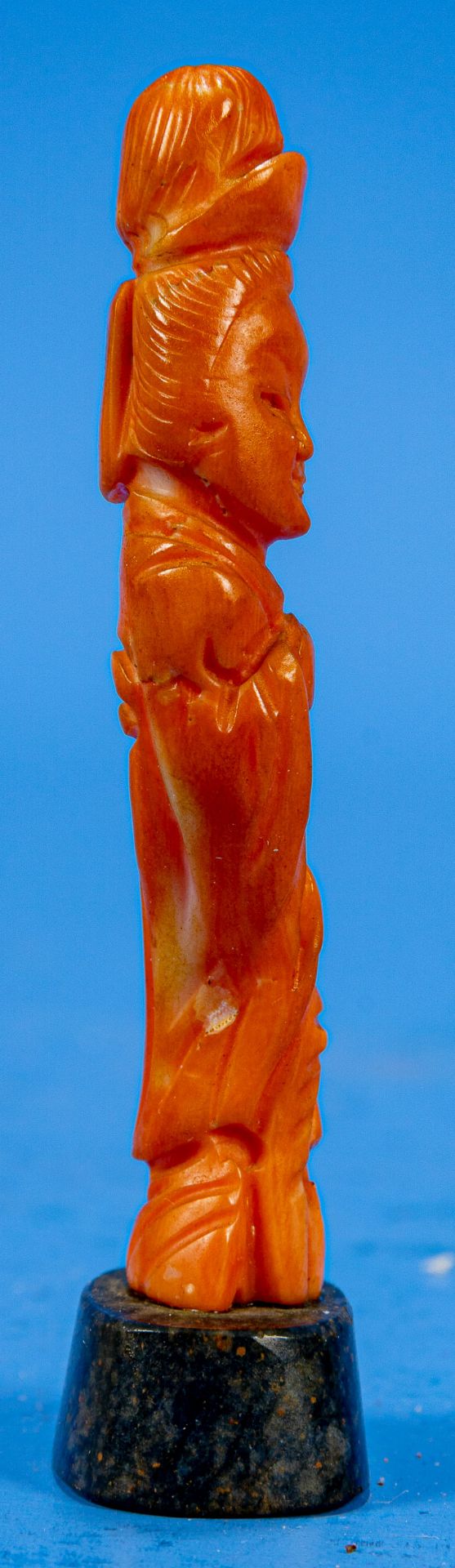 "GUANYIN" - geschnitzte Korallen(?) Figur, China wohl um 1900/20, Höhe ca. 6,4 cm, auf ovalem Marmo - Bild 2 aus 6