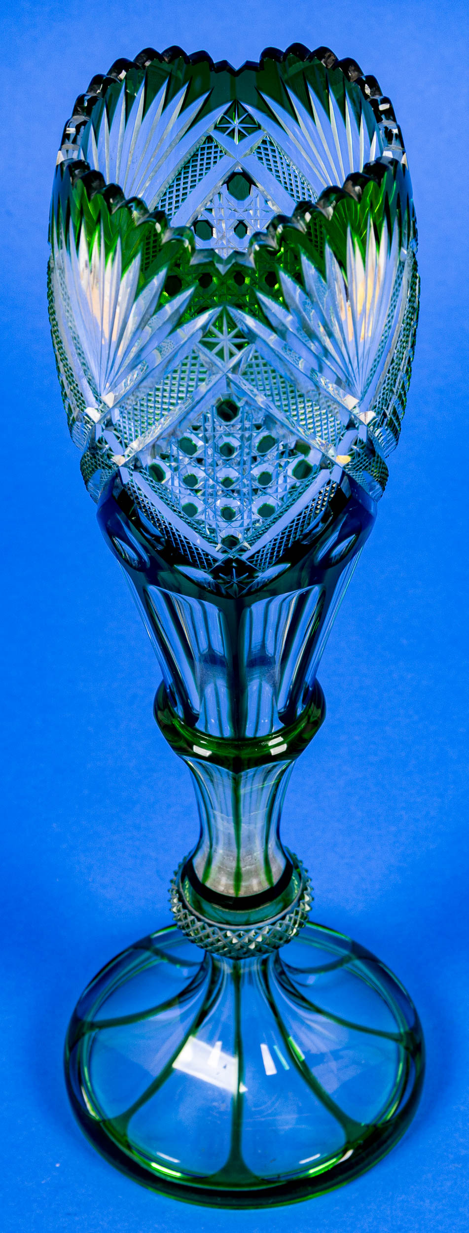 Prächtige blütenkelchförmige, hohe, schlanke, smaragdgrün überfangene Kristallglasvase mit äußerst  - Bild 3 aus 7