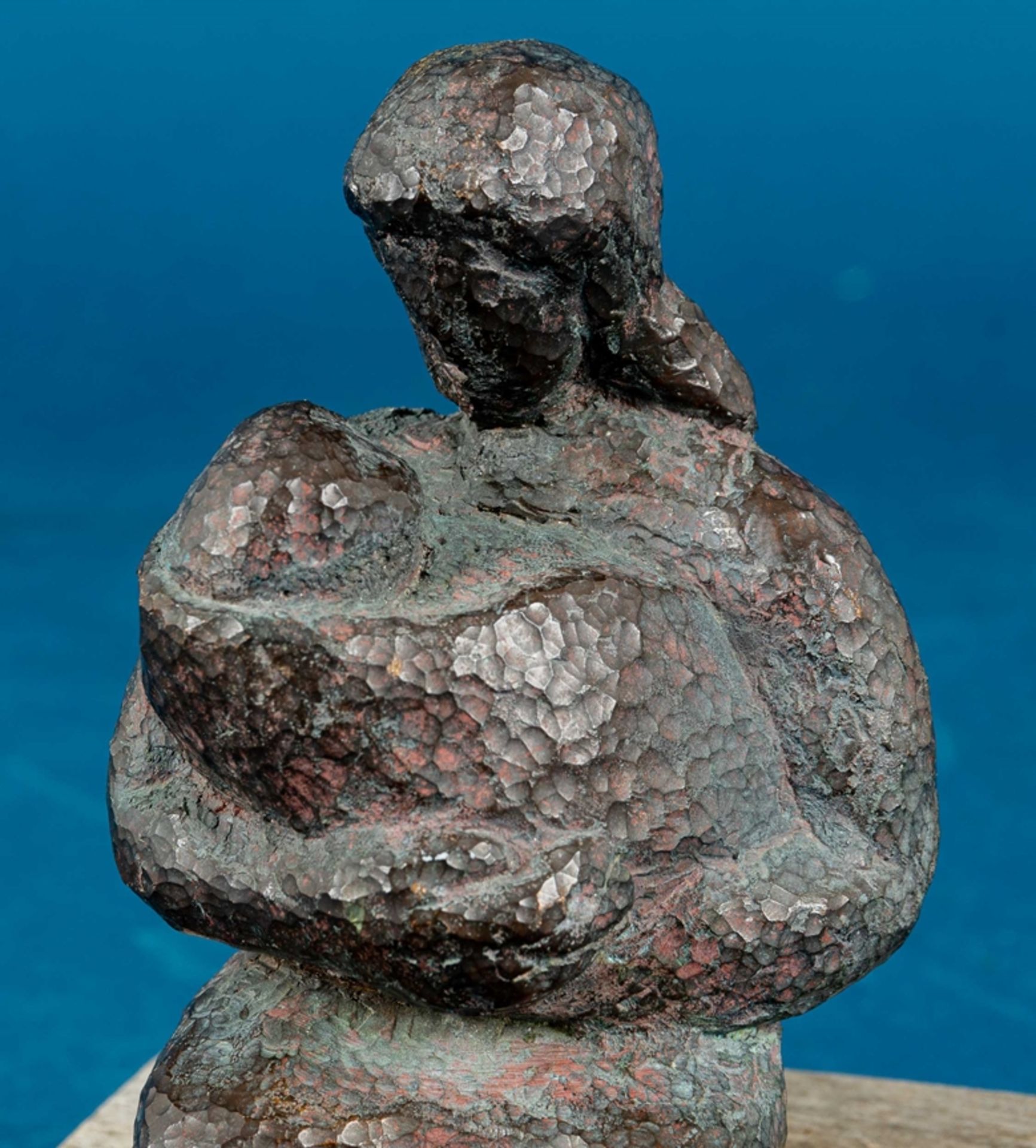 "Mutter und Kind in inniger Umarmung" auf Hartholz sitzend. Polychrom patinierte Bronze in Hammersc - Bild 6 aus 6