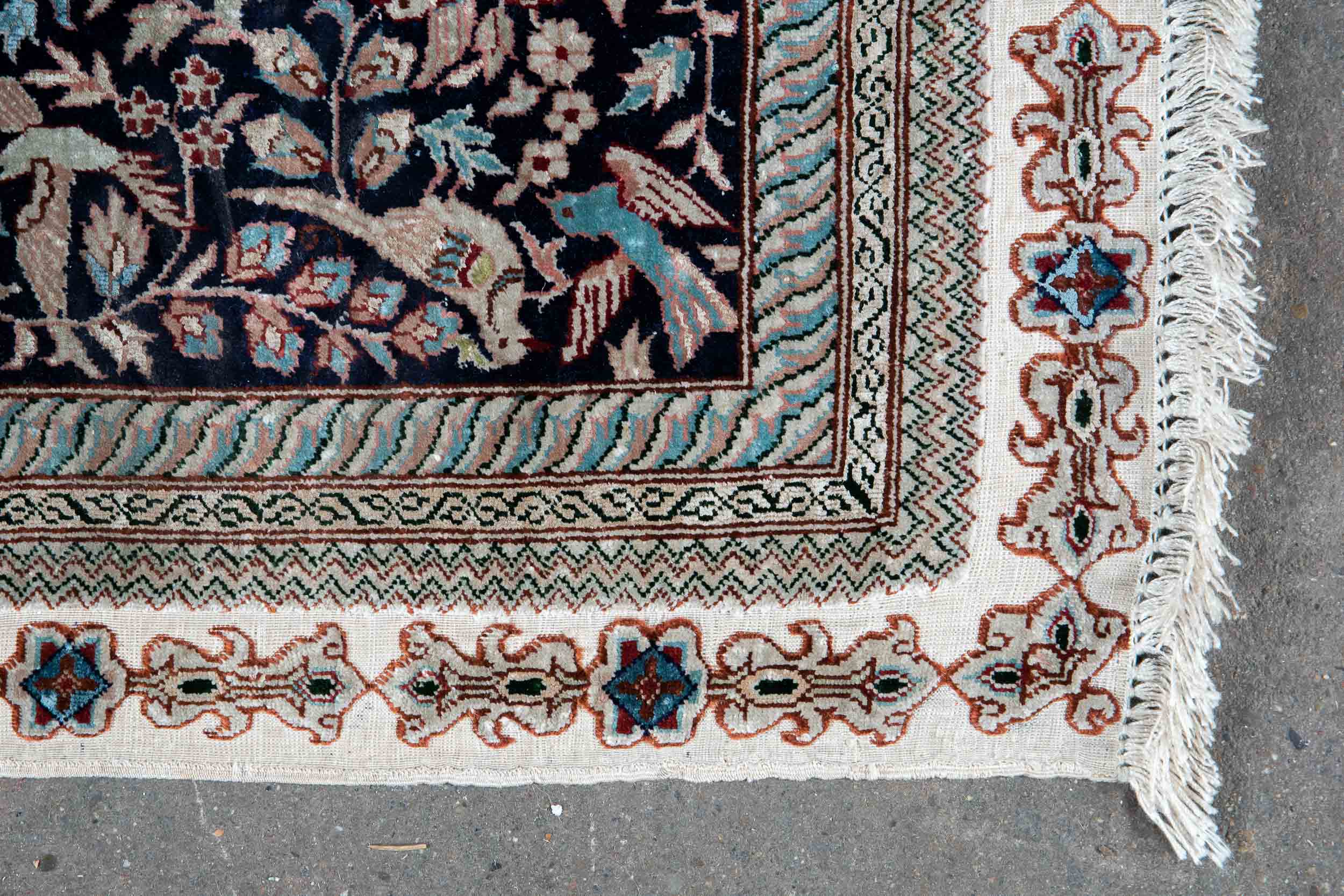 Feine ältere, wohl türkische Teppich-Seidenbrücke, zartrosa Fond, von unzähligen Blüten- und Blätte - Bild 3 aus 5