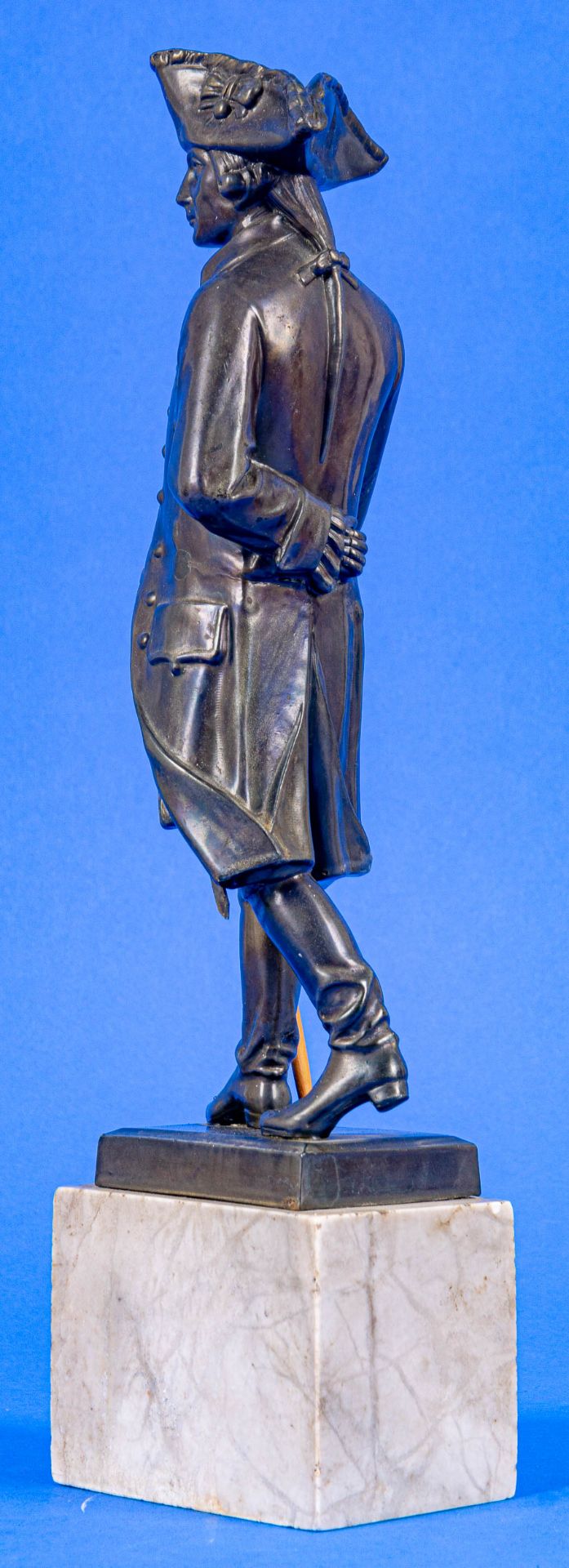 "Der alte Fritz", bronzierter Metallguss mit hölzernem Spazierstock, auf quaderförmigem Natursteins - Bild 5 aus 15