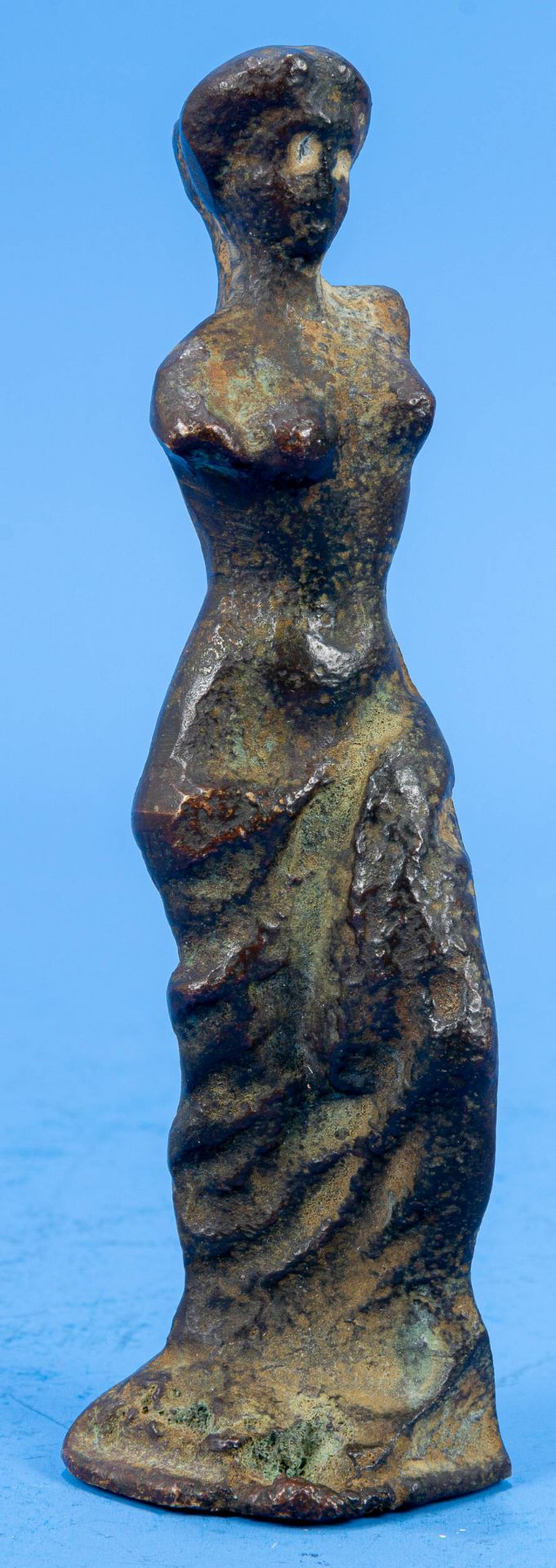 Antike weibliche Bronzefigur mit Hüfttuch, unbestimmes Alter, Dachbodenfund. Höhe ca. 14,5 cm.