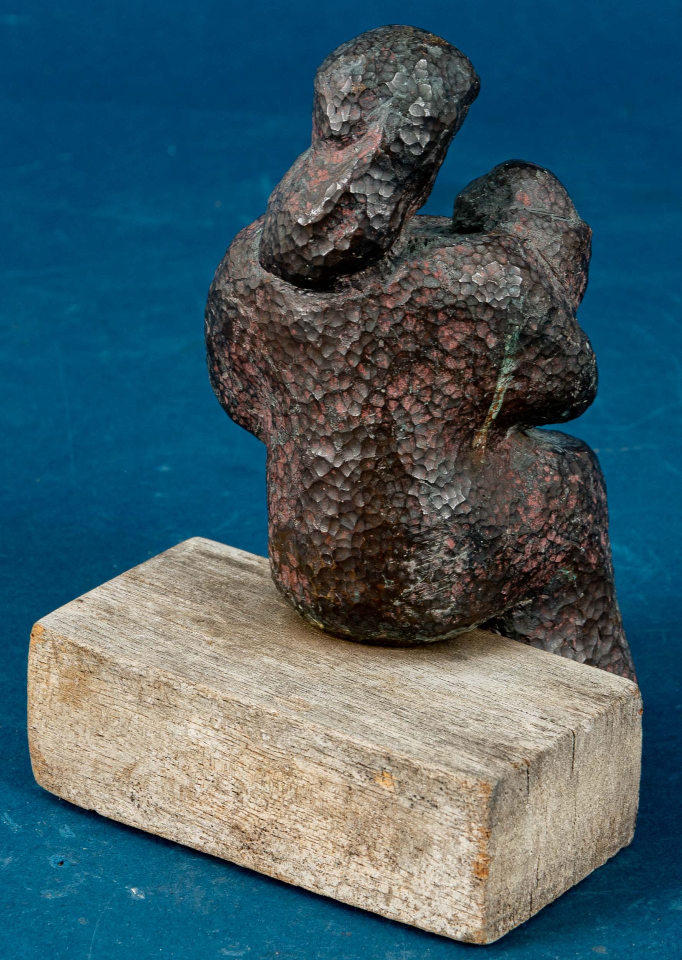 "Mutter und Kind in inniger Umarmung" auf Hartholz sitzend. Polychrom patinierte Bronze in Hammersc - Bild 4 aus 6