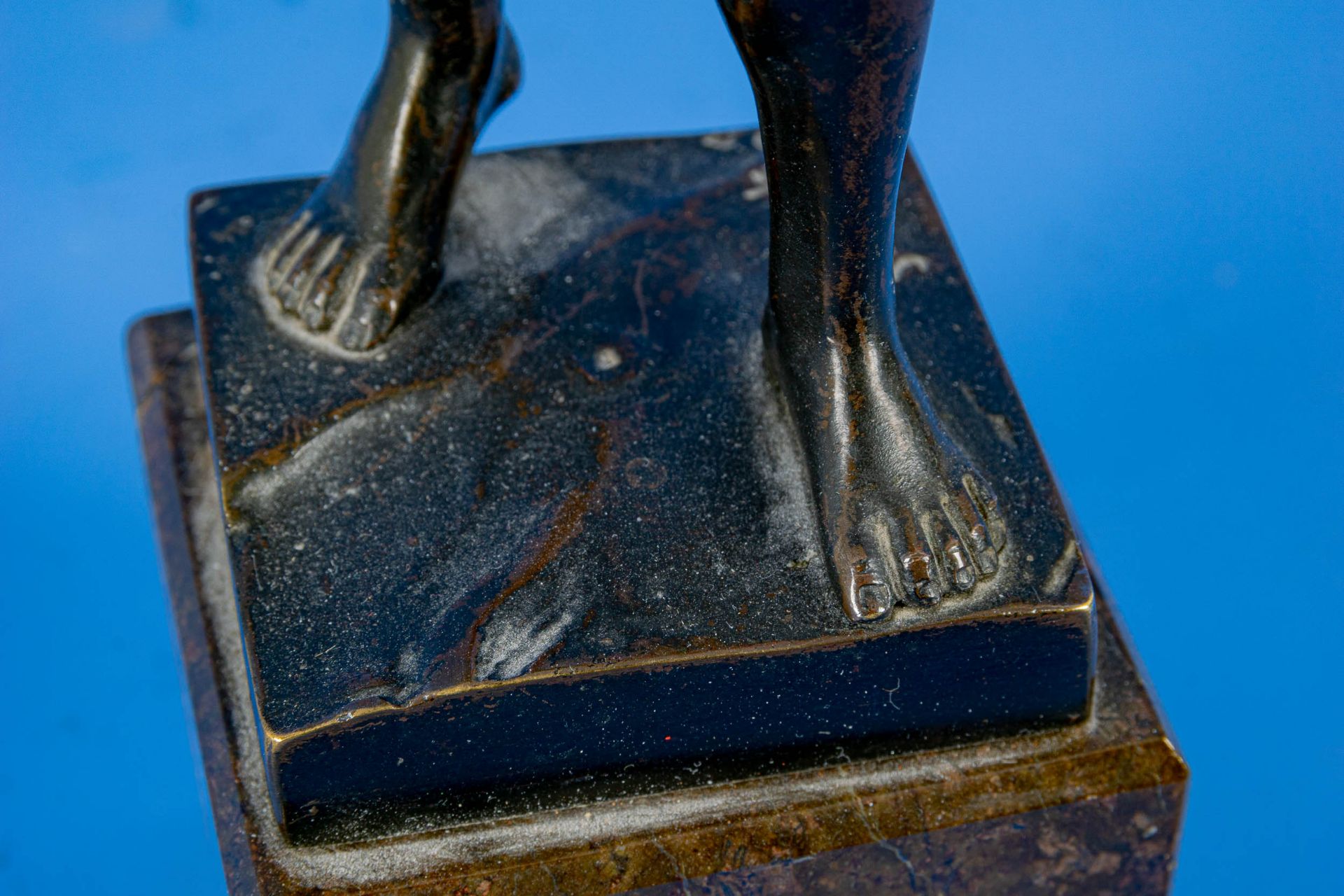 "Stehender Fechter", bräunlich patinierte Kleinbronze, auf dem Sockel signiert: "Schmid = Felling"  - Bild 8 aus 11