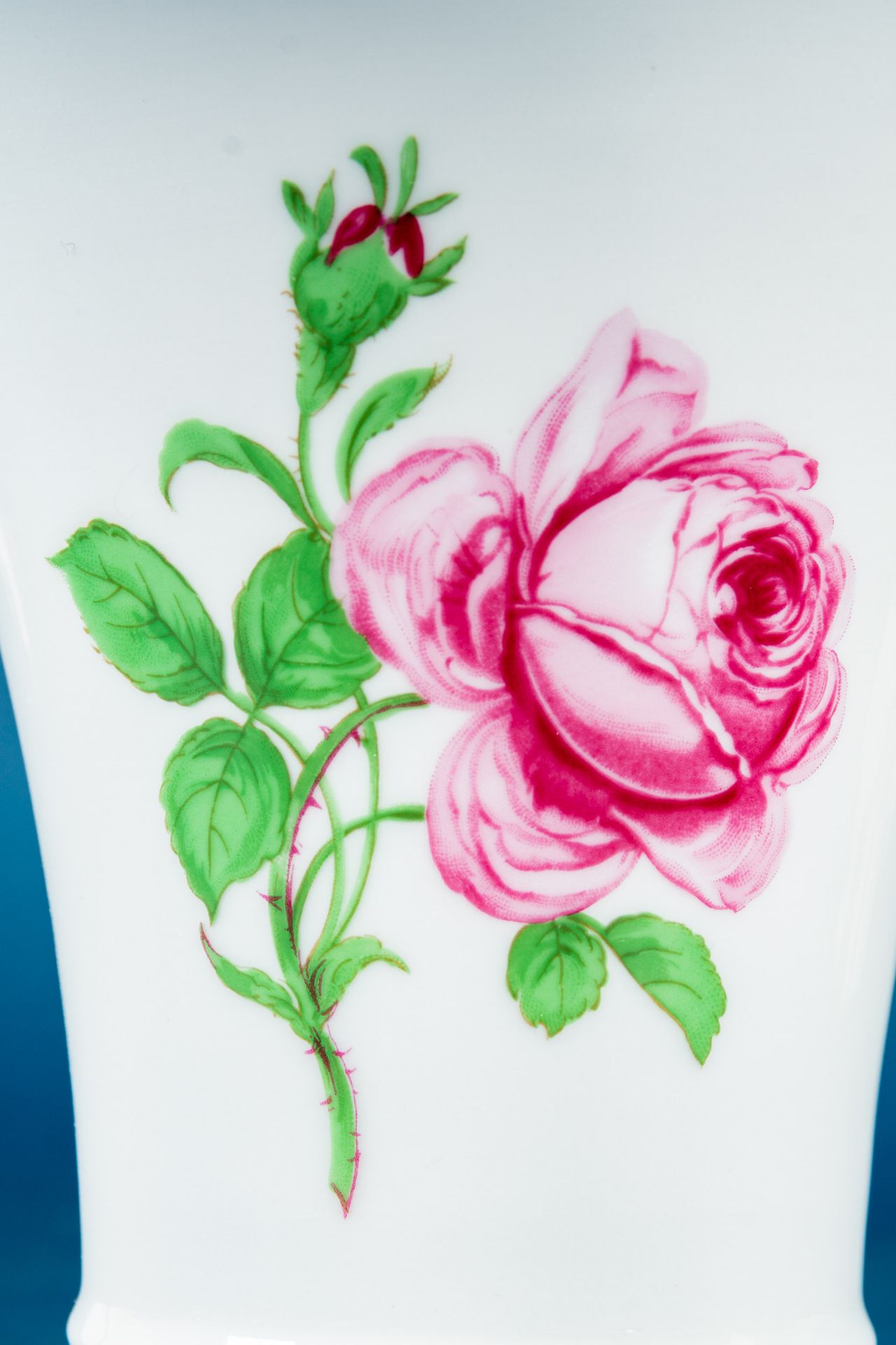 Große Pokalvase, Fürstenberg Weißporzellan mit polychromem Rosendekor. Sehr schöner, unbeschädigter - Bild 4 aus 9