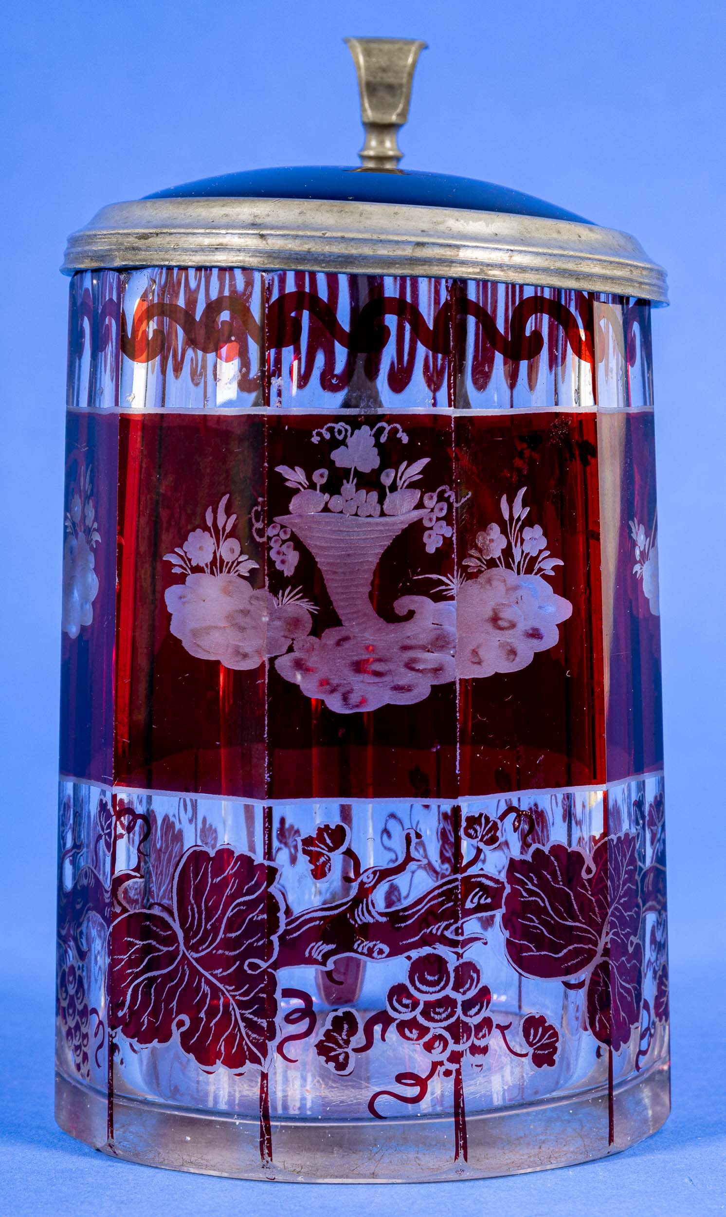 Prachtvoller Glasdeckelhumpen, Ende 19. Jhdt., teilweise rot überfangenes, mit versch. Dekoren gesc - Bild 6 aus 6