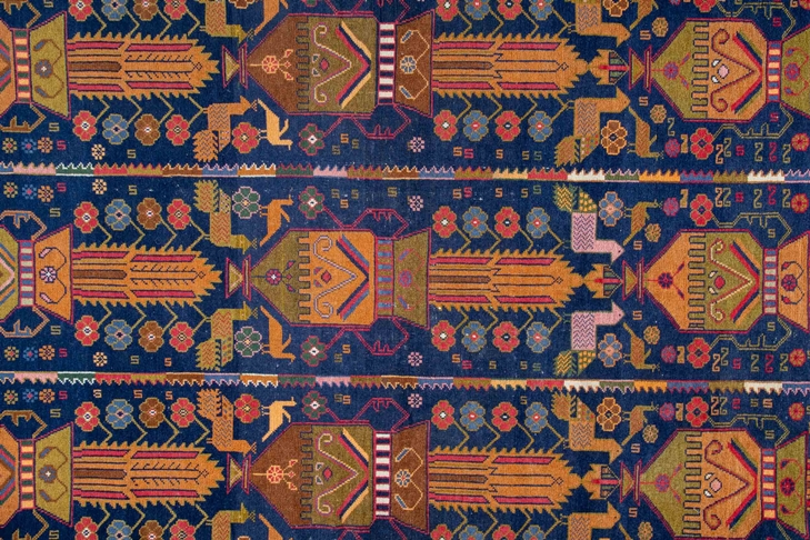 Ältere Teppichbrücke, Pakistan (?), ca. 120 x 204 cm, blaugrundig mit abstrakter, floraler & faunal - Bild 2 aus 8