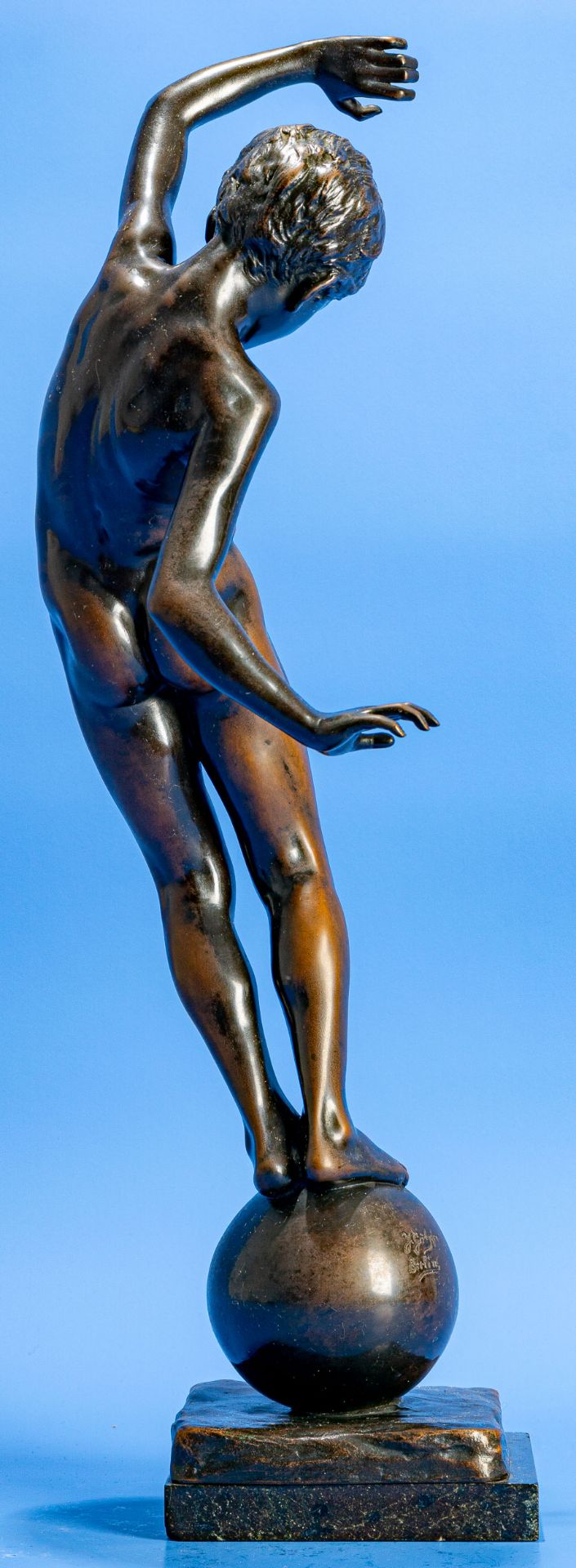 "Balancierender Knabe". Dunkelbraun patinierte Bronze eines auf einer Kugel/einem Ball balancierend - Image 7 of 21