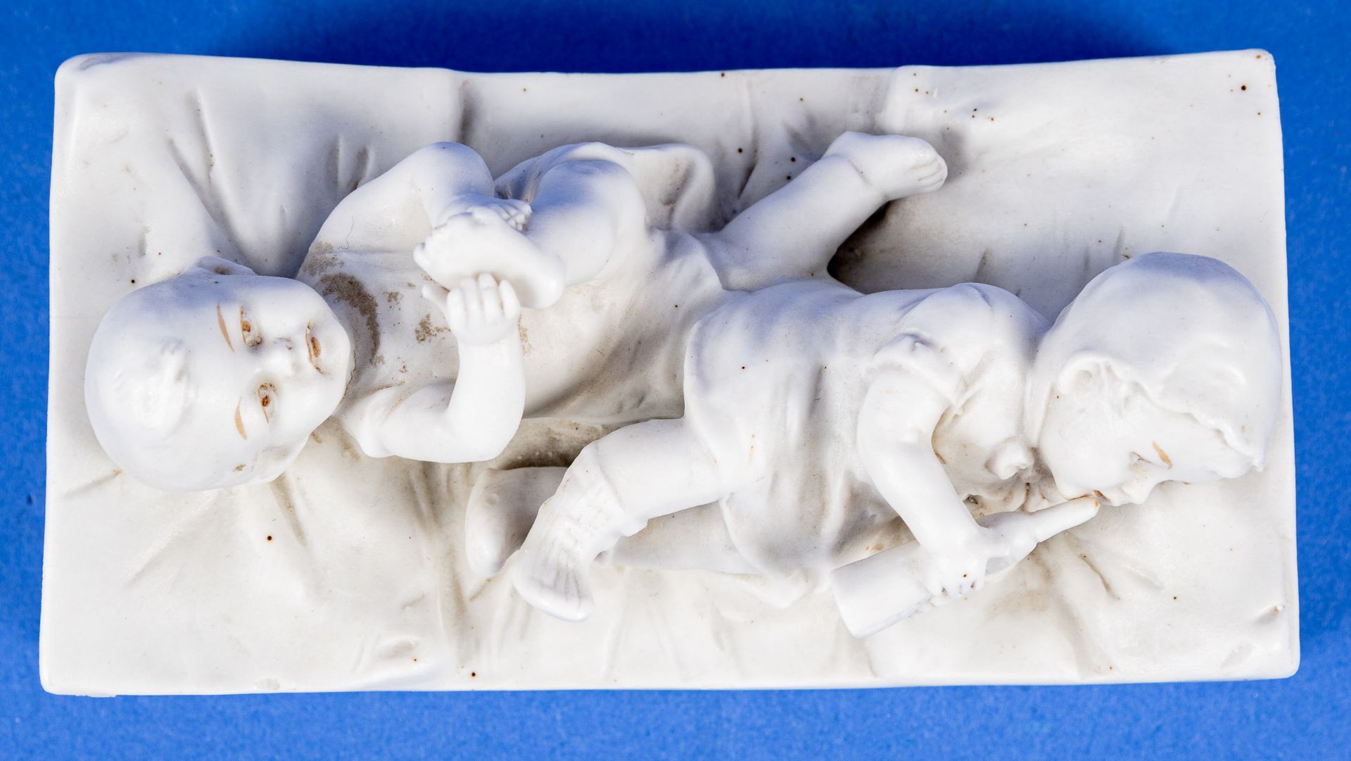 "Brüderchen und Schwesterchen", gegossene weiße Bisquit-Porzellan Figurengruppe, "Kleeblatt"-Bodenm - Image 3 of 6