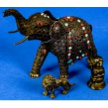 3teiliges Konvolut älterer Tierfiguren, bestehend aus: kleinem Petschaft-Elefant, Höhe ca. 5,5 cm;