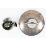 2 Schmuckdesigner-Silberbroschen, rückwärtige Nadelsysteme, 1 x 813er Silber, Meisterpunze FMW, Dur