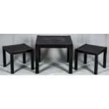 3 quadratische Beistelltische in 2 Größen, schwarz lackiertes Holz mit eingesetzter Tischplatte, de