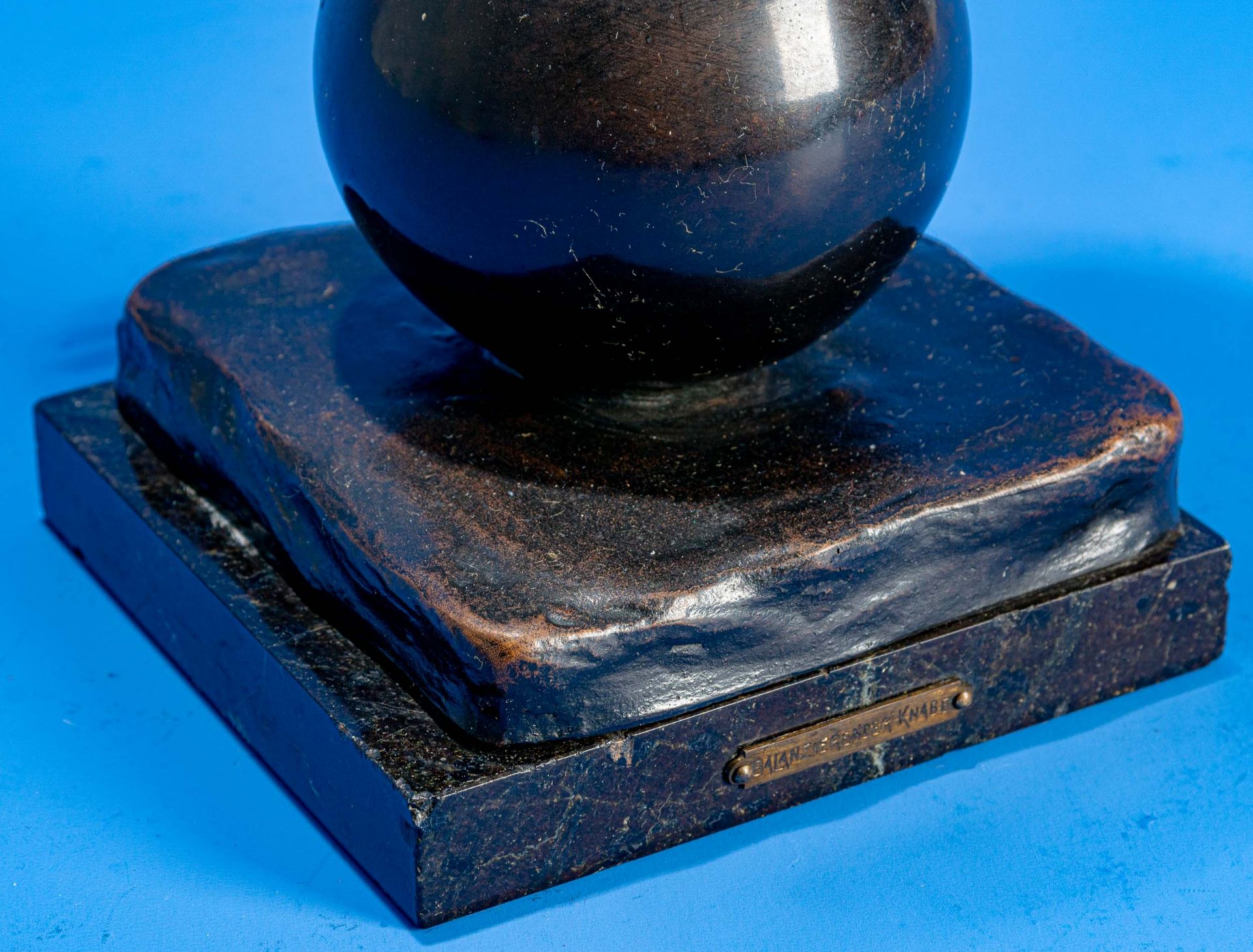 "Balancierender Knabe". Dunkelbraun patinierte Bronze eines auf einer Kugel/einem Ball balancierend - Image 14 of 21