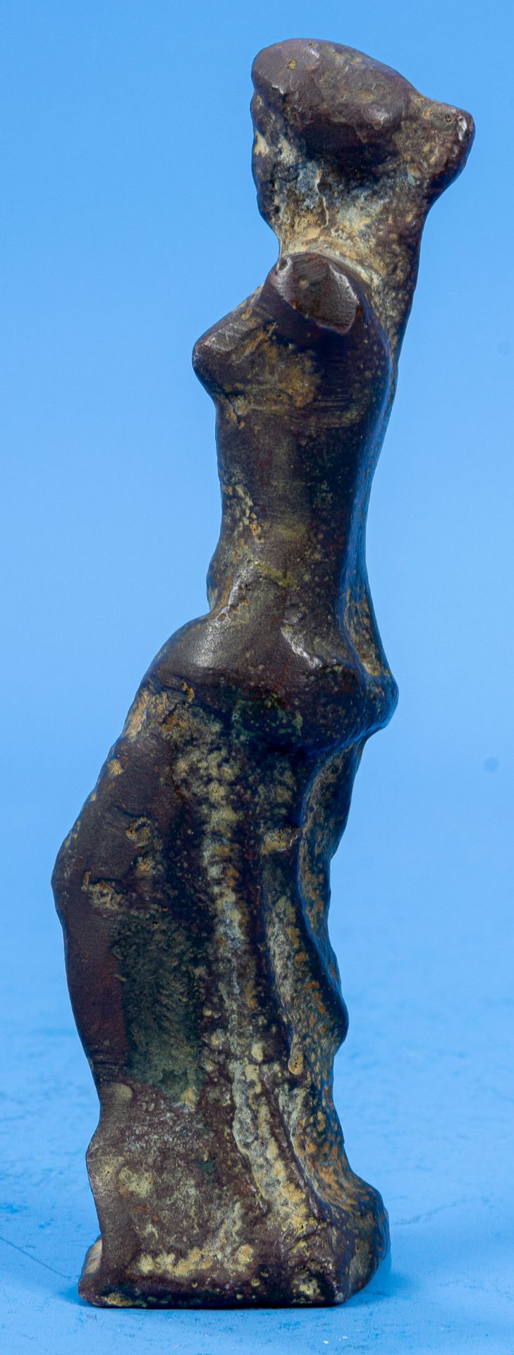 Antike weibliche Bronzefigur mit Hüfttuch, unbestimmes Alter, Dachbodenfund. Höhe ca. 14,5 cm. - Image 3 of 5