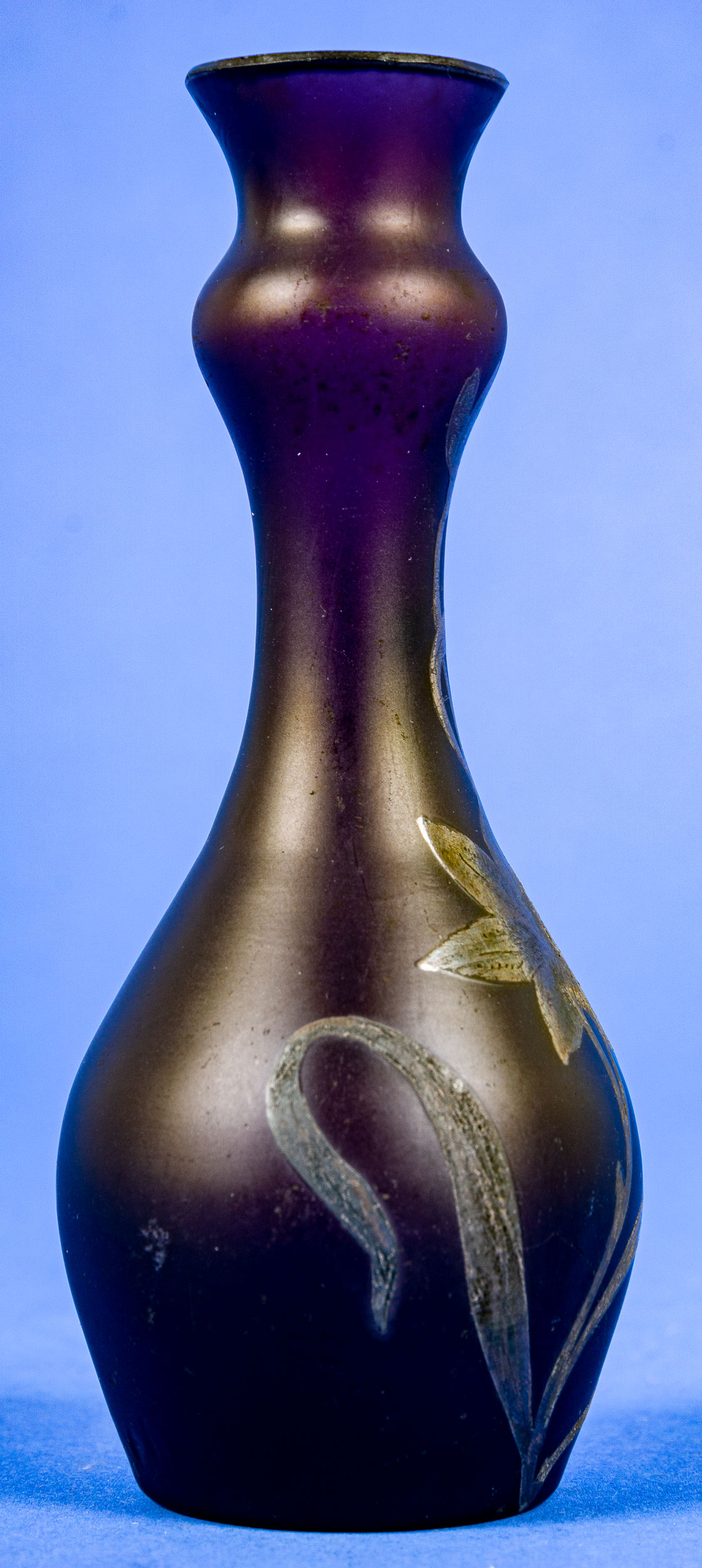 Feine kleine Tischvase, keulenförmiger, violetter Glaskorpus mit floralem Silver - Overlay - Dekor, - Bild 5 aus 7