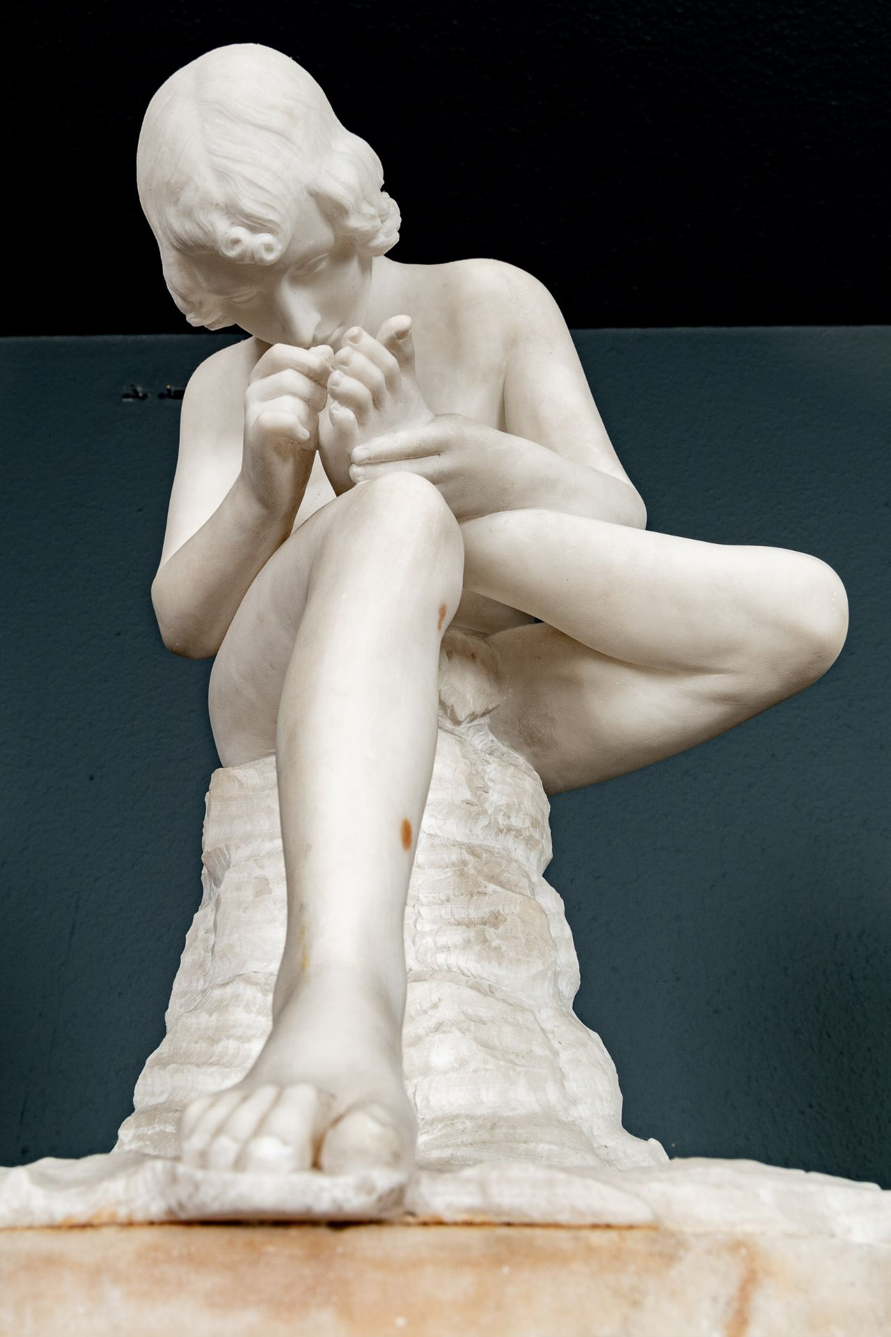 "Der Dornenzieher", große Alabaster-Figur, unsignierte, akademische Arbeit um 1900, Höhe ca. 43 cm, - Bild 9 aus 12