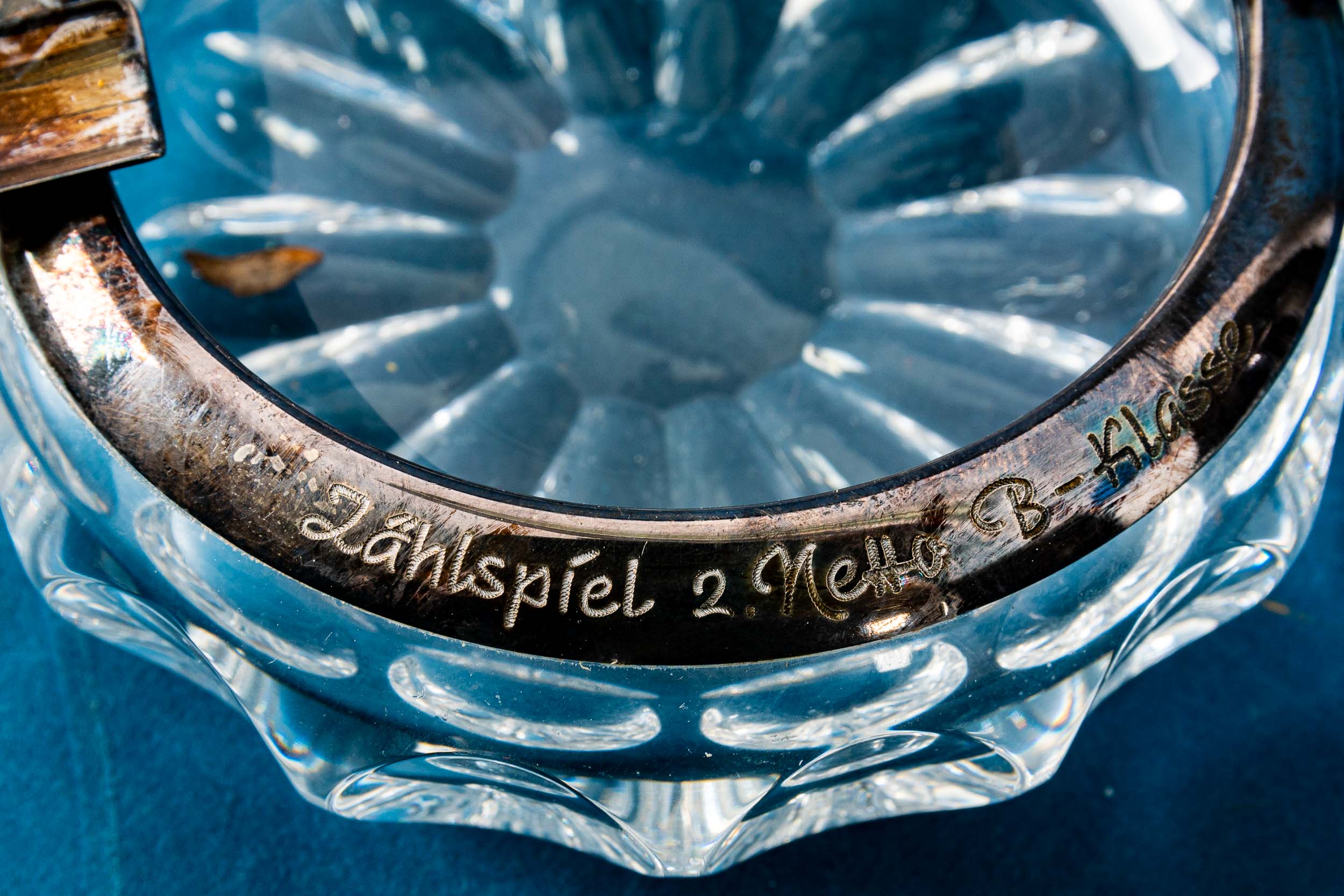 16teiliges Konvolut versch. Kristallglas-Gefäße mit gravierten Silbermonturen (8 x 925er Sterling & - Bild 5 aus 11