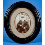"Uriger Großvater", hinter Glas gerahmtes Schwarz - Weiß - Foto in ovalem schwarzen Rahmen um 1900,
