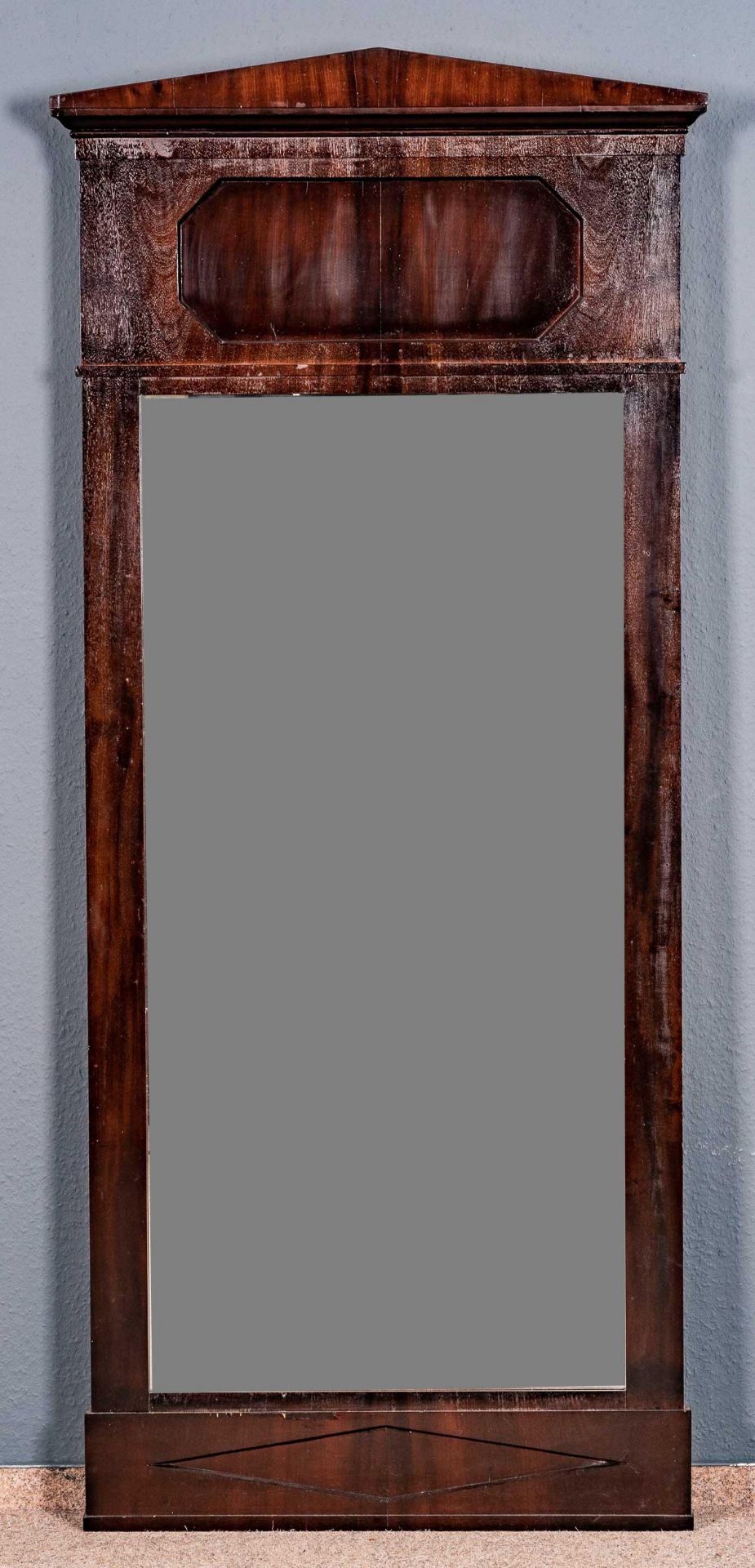 Großer Spiegel, Mahagoni massiv & furniert, Nadelholzkorpus, norddeutsches Biedermeier um 1830. Unr