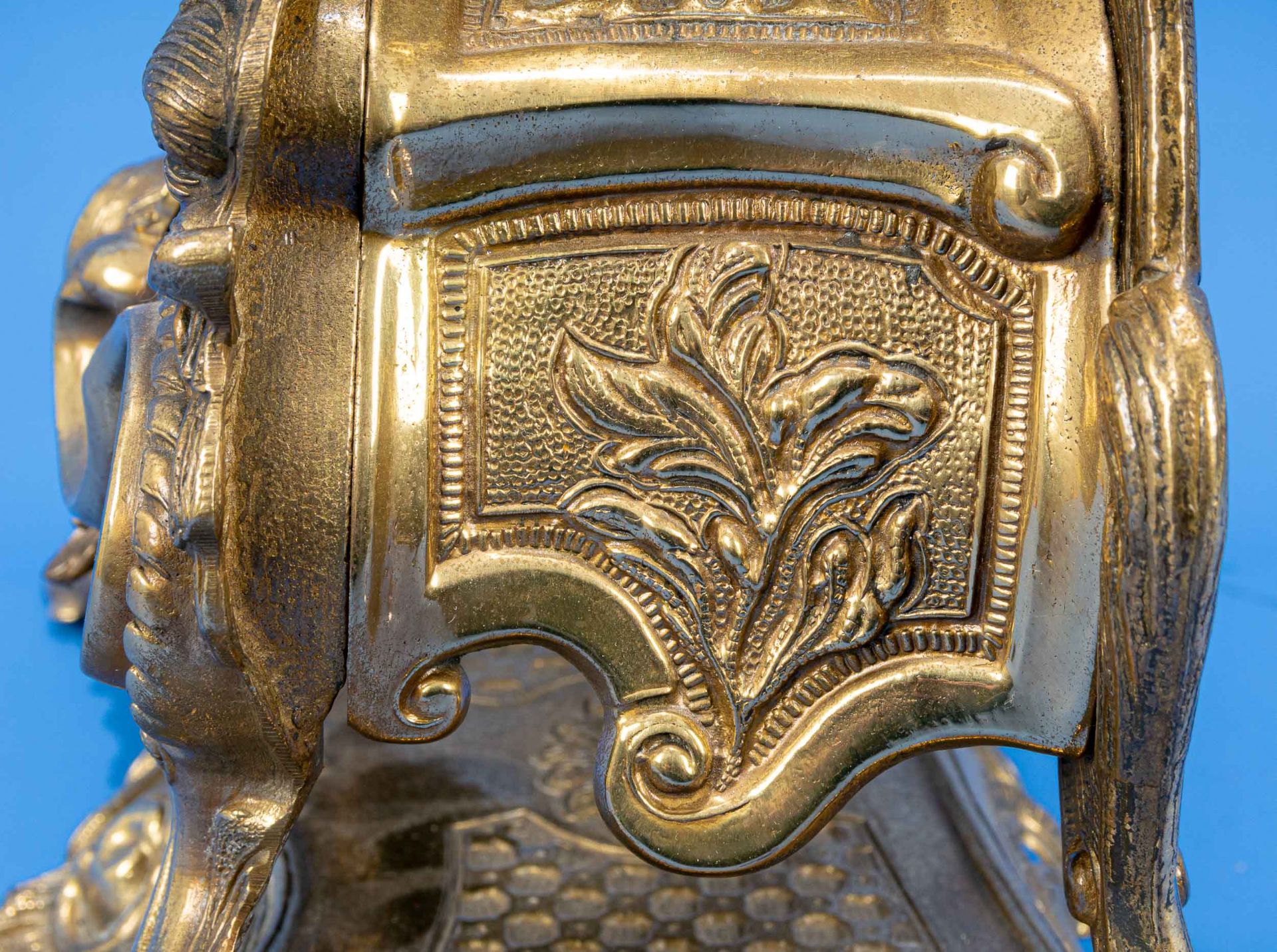 Dekorative Kaminuhr, aufwändig gestaltetes Messinggehäuse, 2. Hälfte 20. Jhdt., wohl nach historisc - Bild 17 aus 19