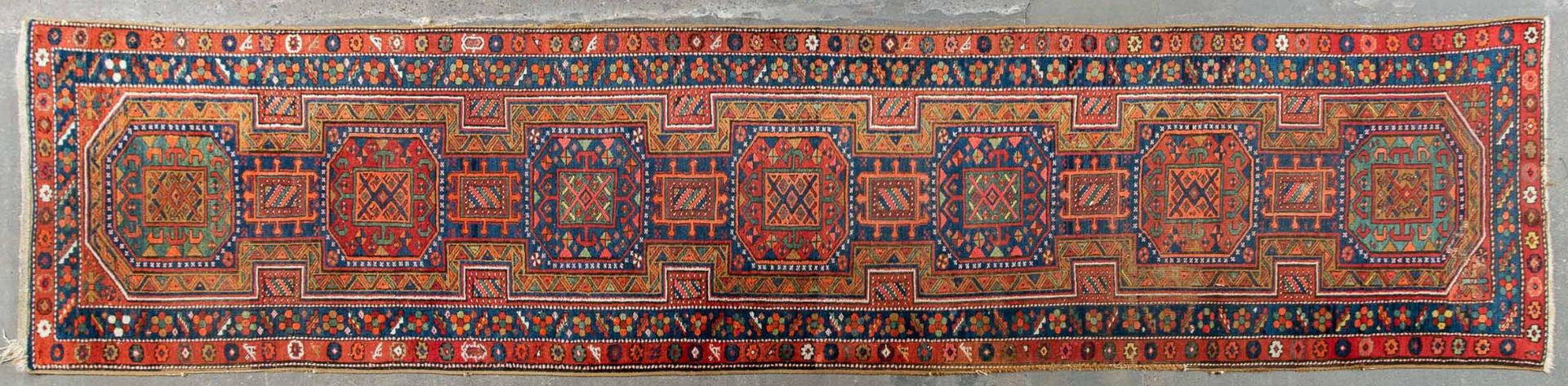 Ältere kaukasische Teppichgalerie, ca. 102 x 434 cm. Geometrische Motivik, wohl 2. Drittel 20. Jhdt