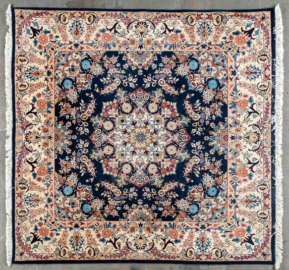 (Fast) quadratischer Teppich, blaugrundiger Fond, zentrales Medaillon von Blüten und Blätterranken 