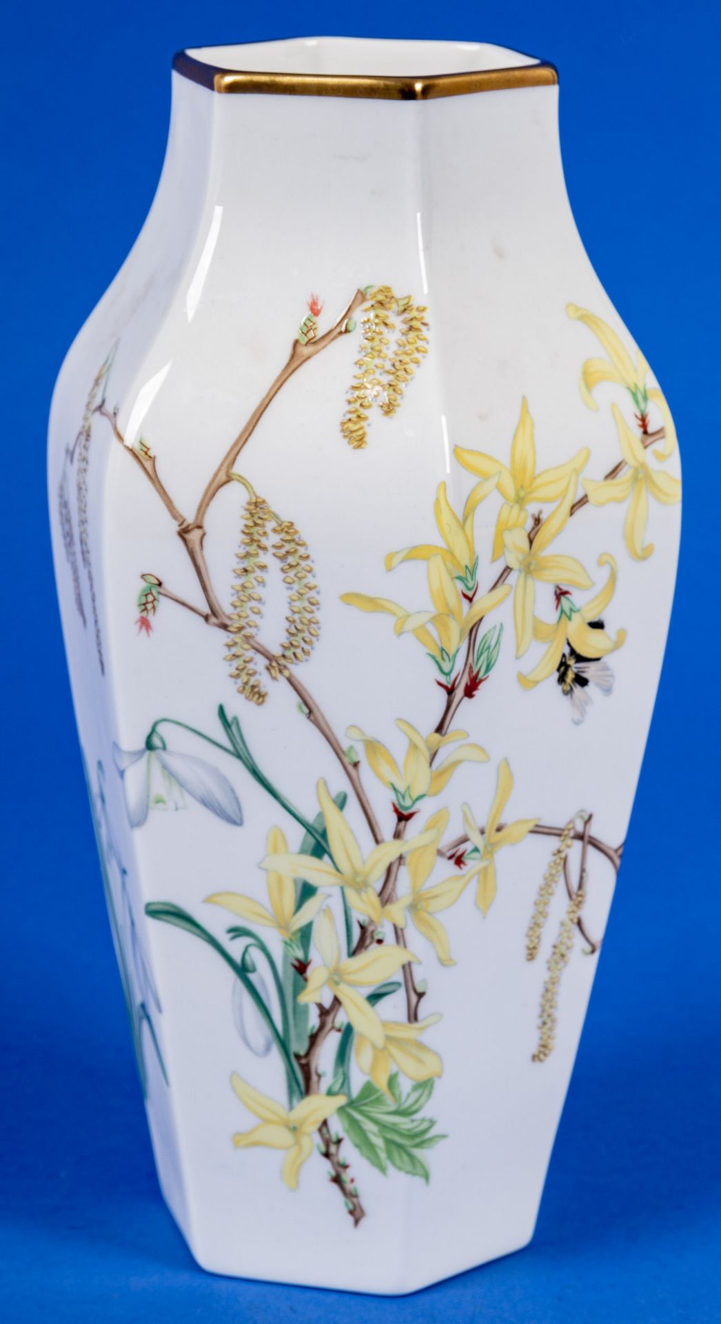 Sechseckige Tischvase, Wedgewood, Bone-China, Höhe ca. 23 cm, polychrom lithografierte Floraldekore