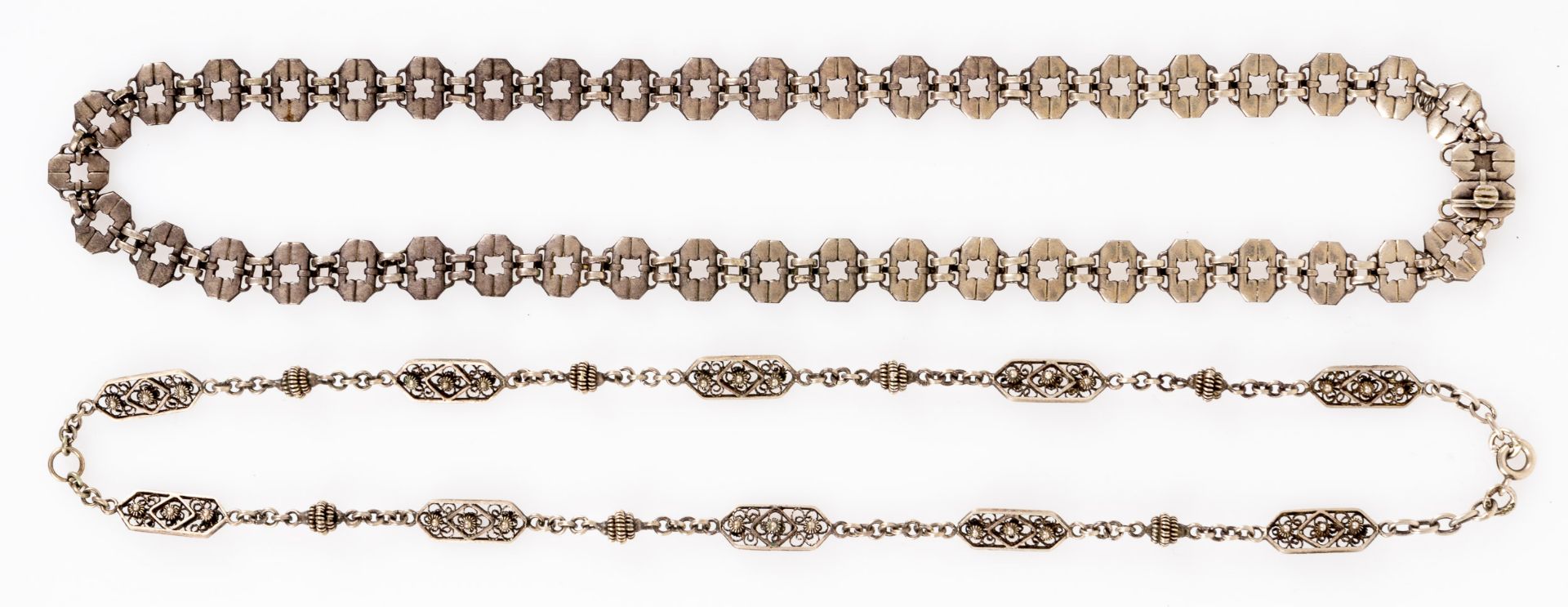 2 versch. silberne Halsketten, Länge je ca. 40 cm, versch. Ausführungen, Größen, Alter & Erhalt. - Image 2 of 5
